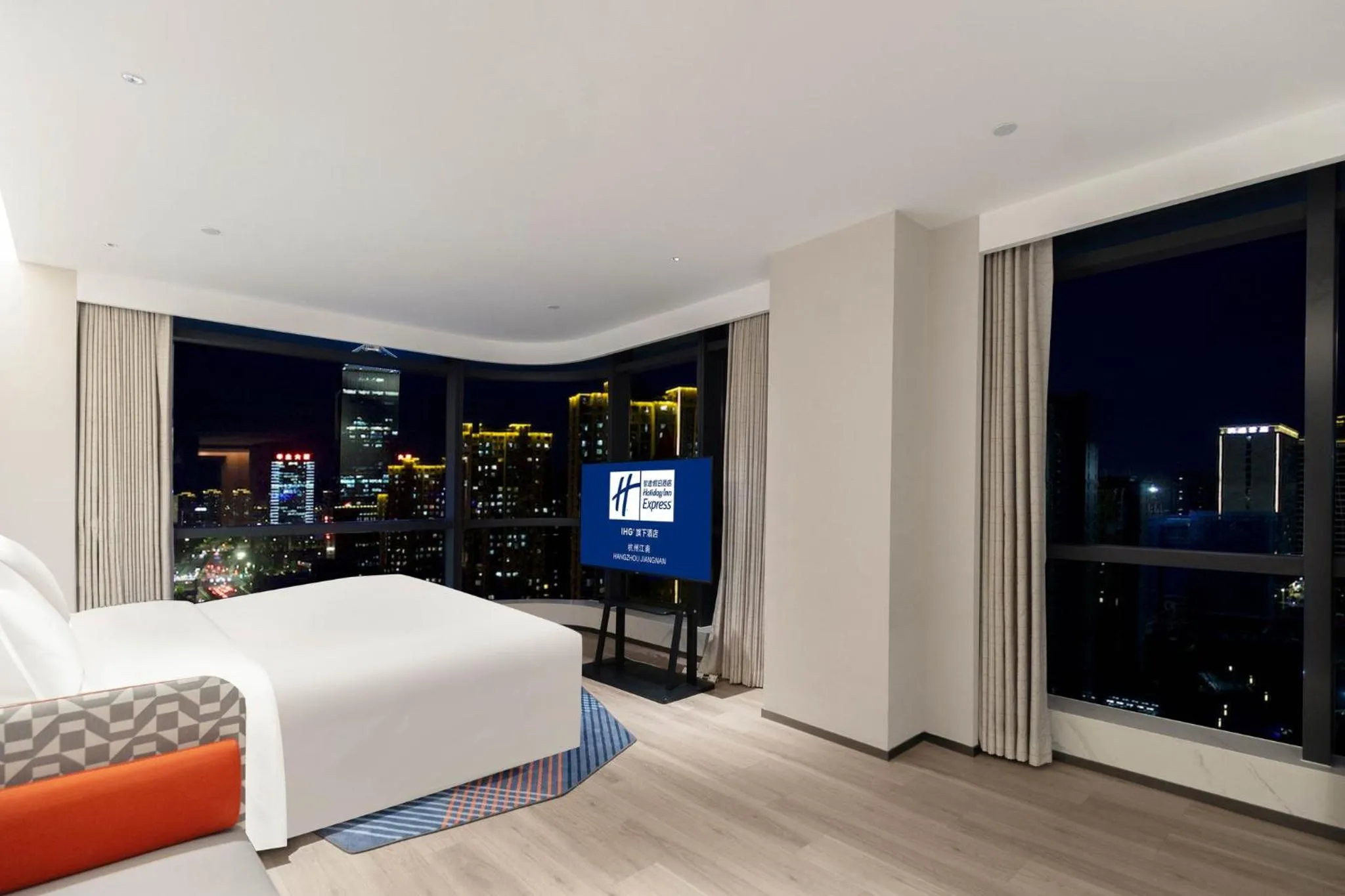 Photo of the whole room, Bed in Holiday Inn Express Hangzhou Jiangnan by IHG