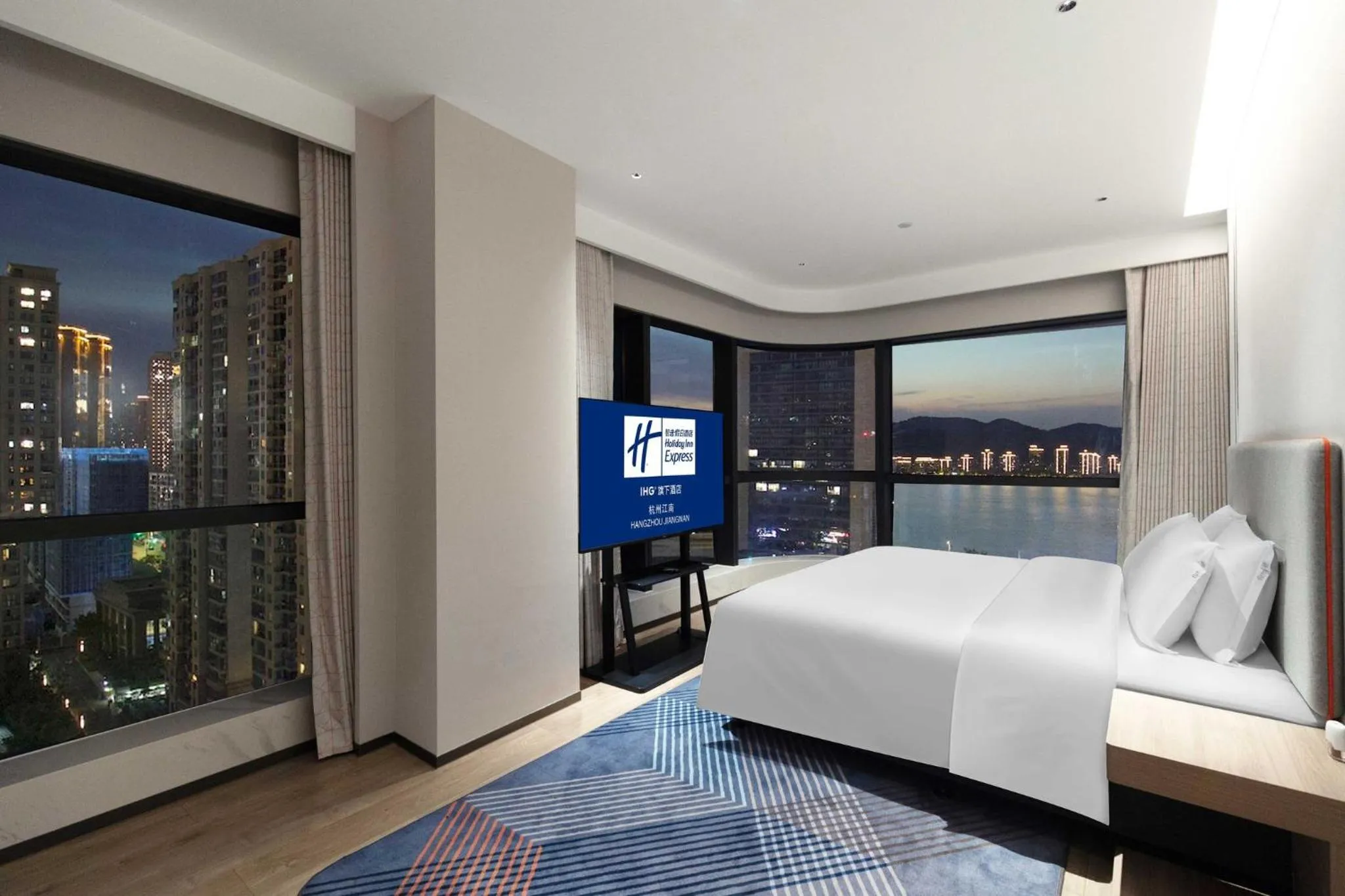 Photo of the whole room, Bed in Holiday Inn Express Hangzhou Jiangnan by IHG