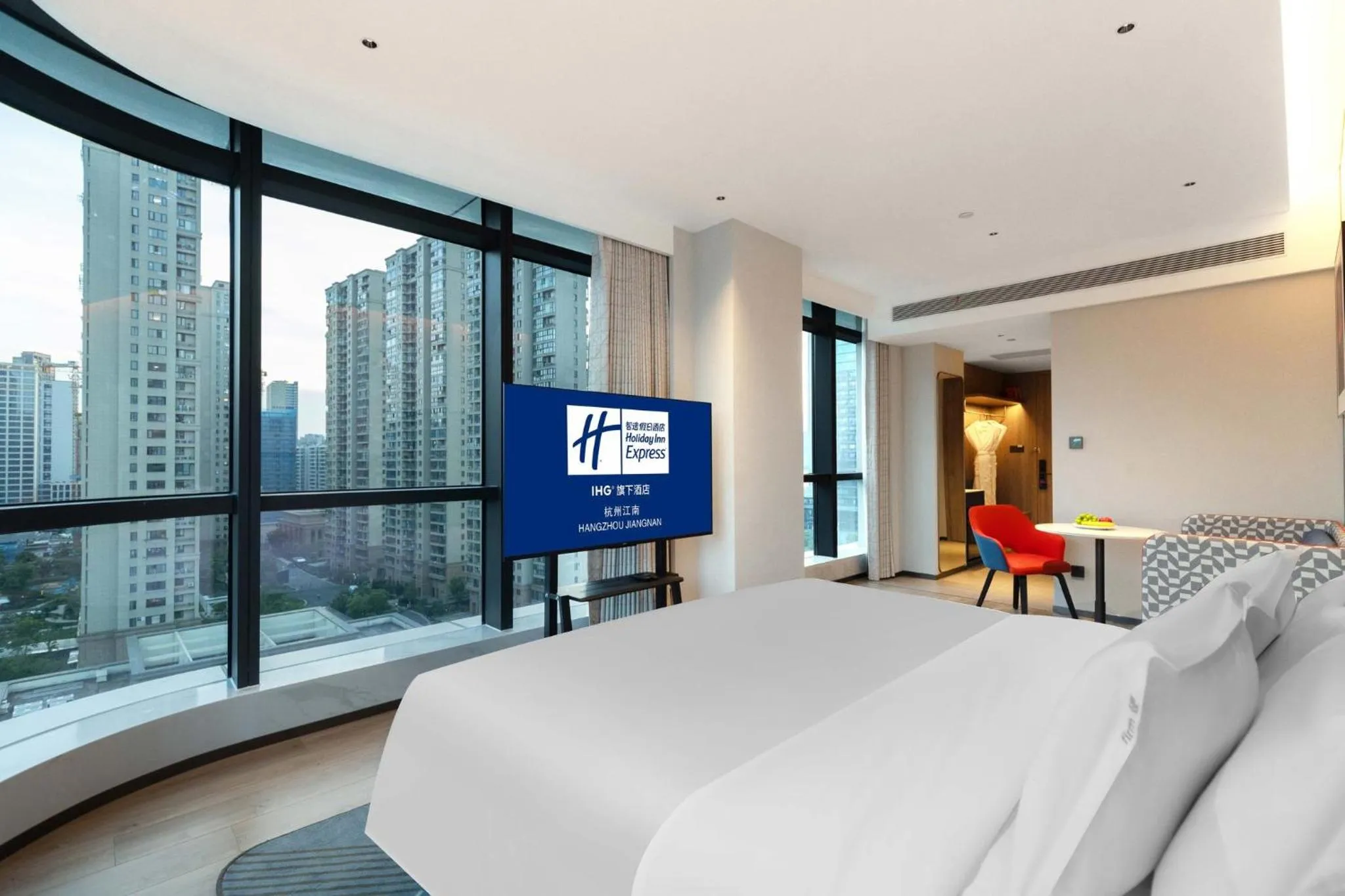 Photo of the whole room, Bed in Holiday Inn Express Hangzhou Jiangnan by IHG