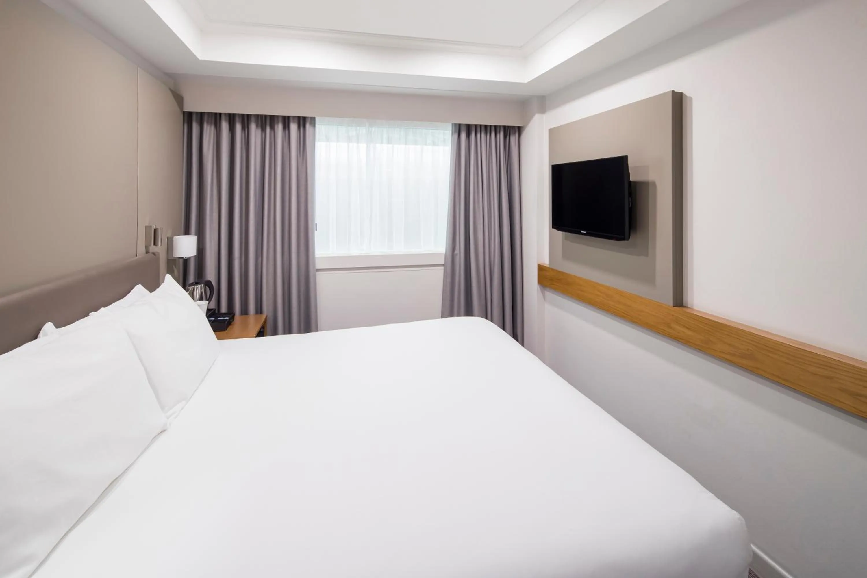 Bed in Crowne Plaza Nottingham by IHG