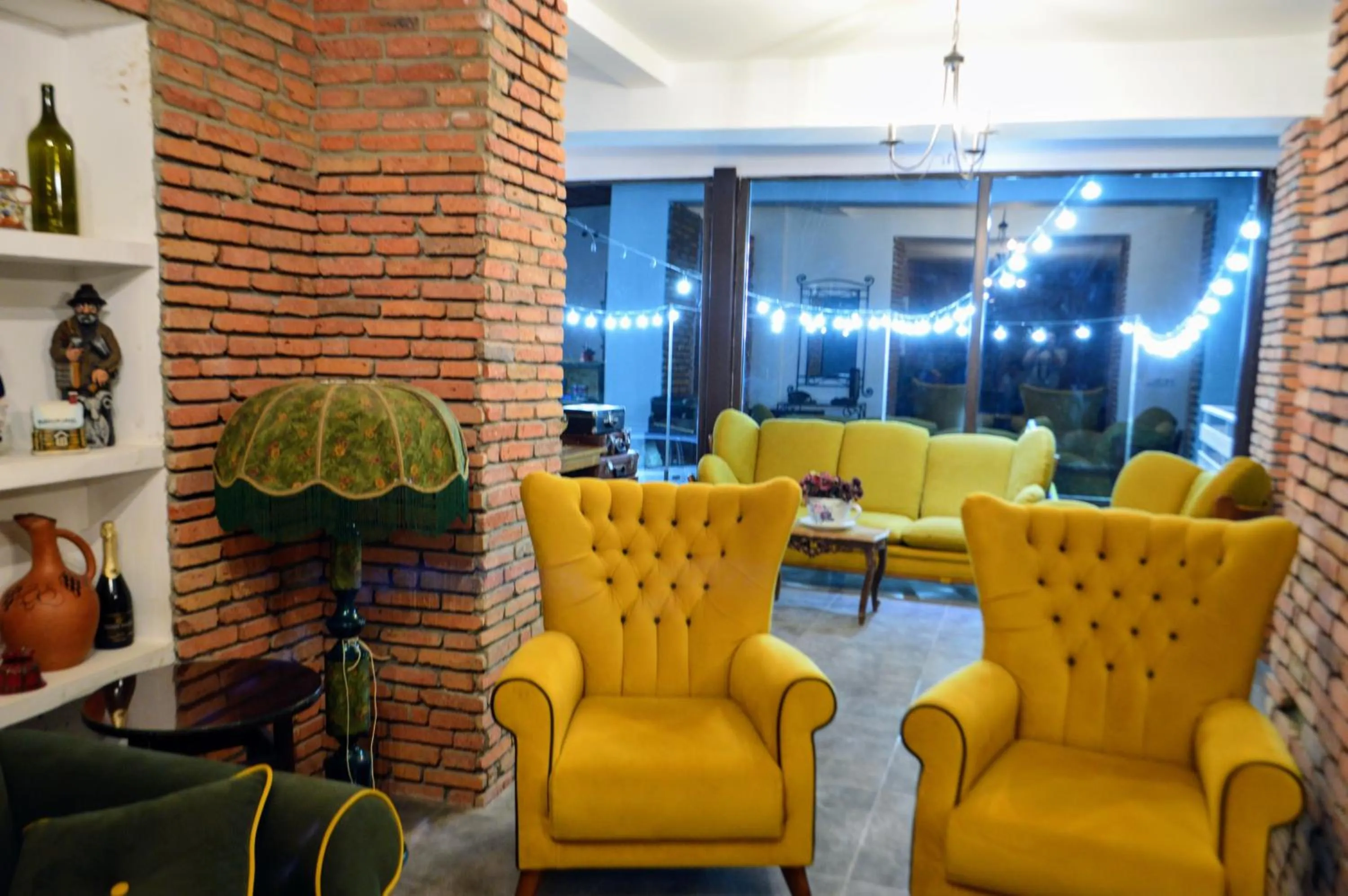 Communal lounge/ TV room in Boutique Hotel Shale