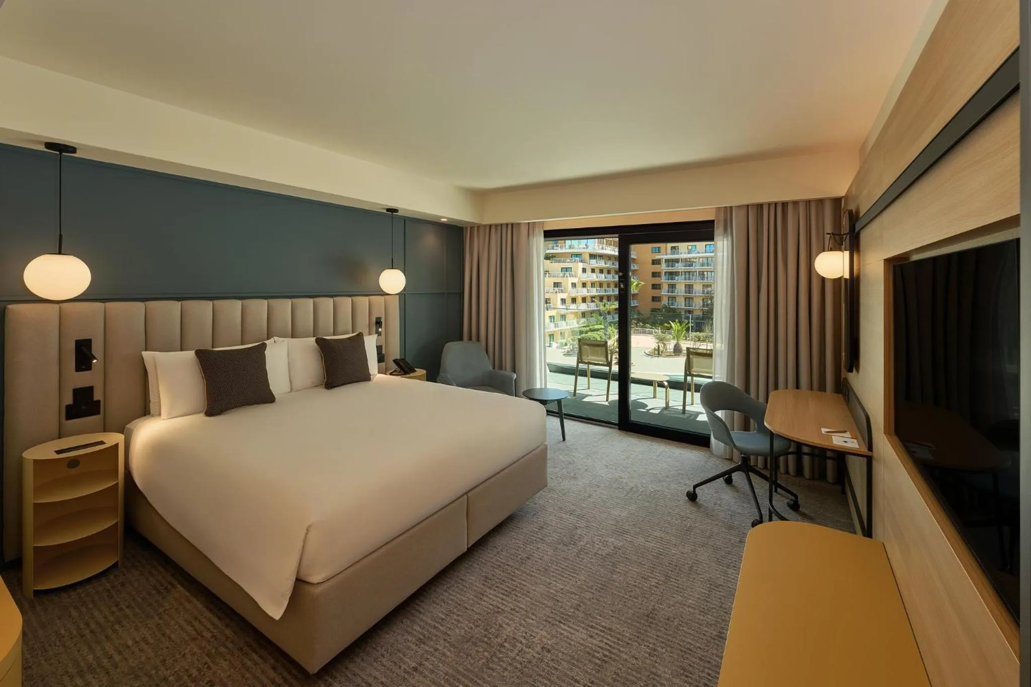 Photo of the whole room, Bed in voco Malta by IHG