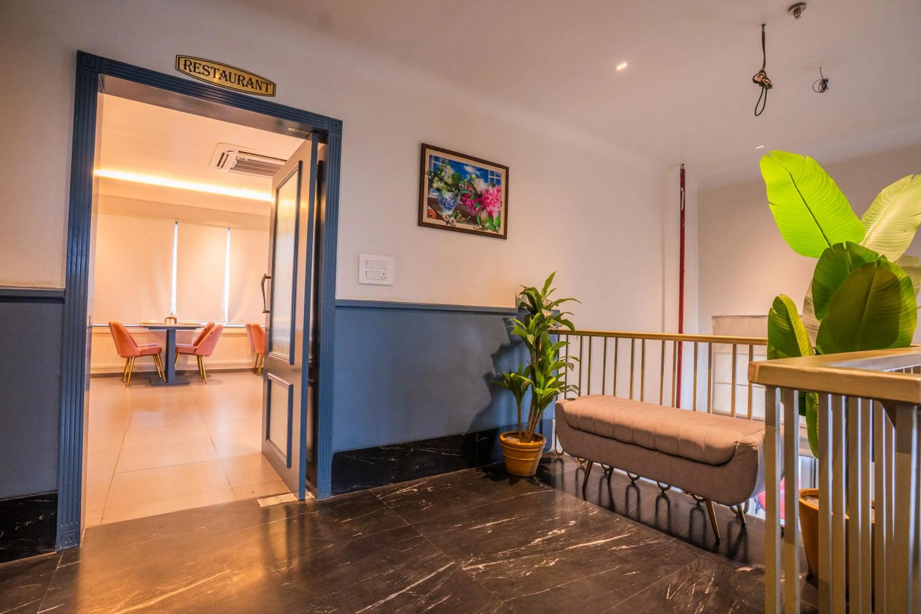 Restaurant/places to eat in Hotel Lake Metro