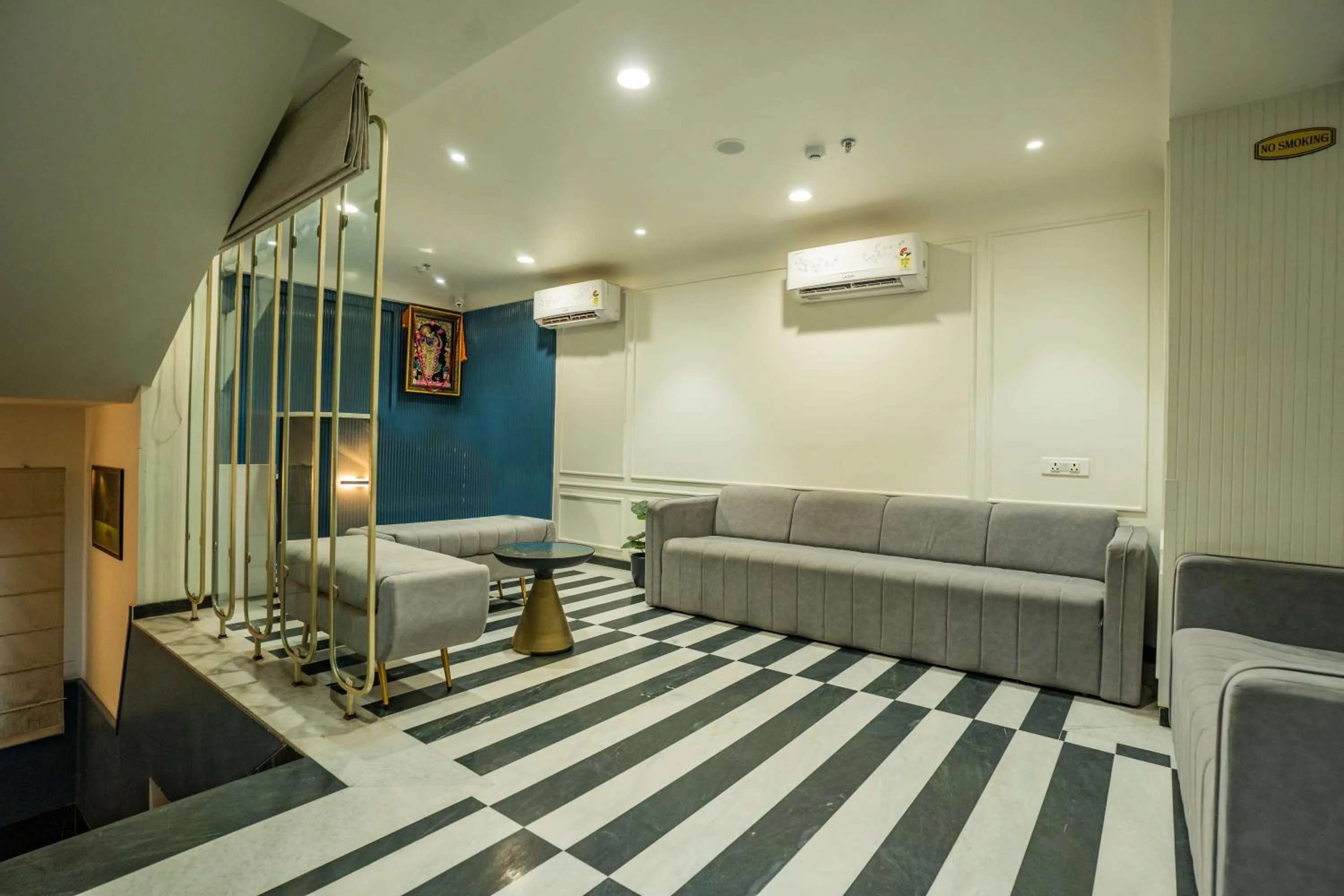 Seating area in Hotel Lake Metro