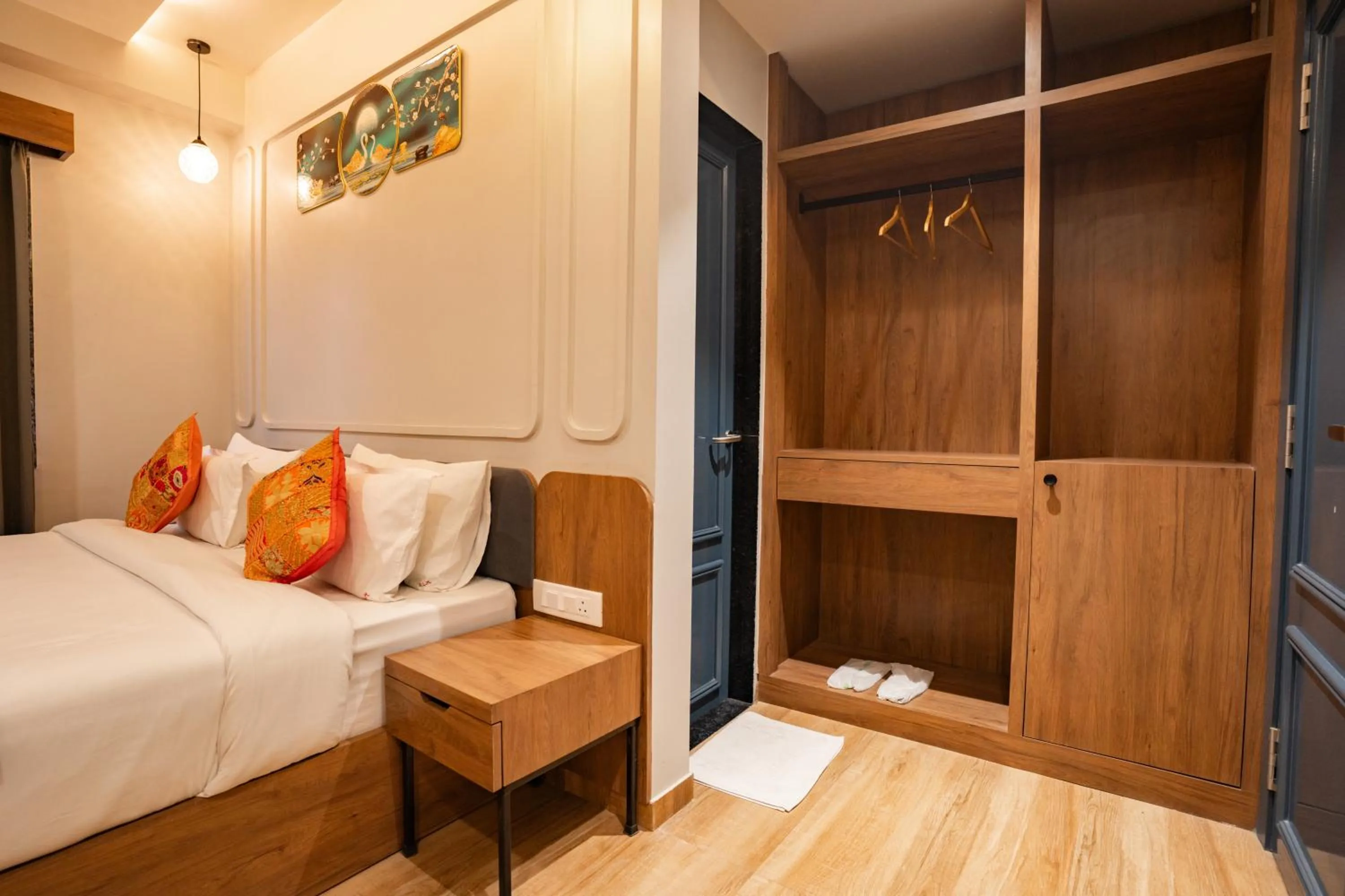 wardrobe, Bed in Hotel Lake Metro