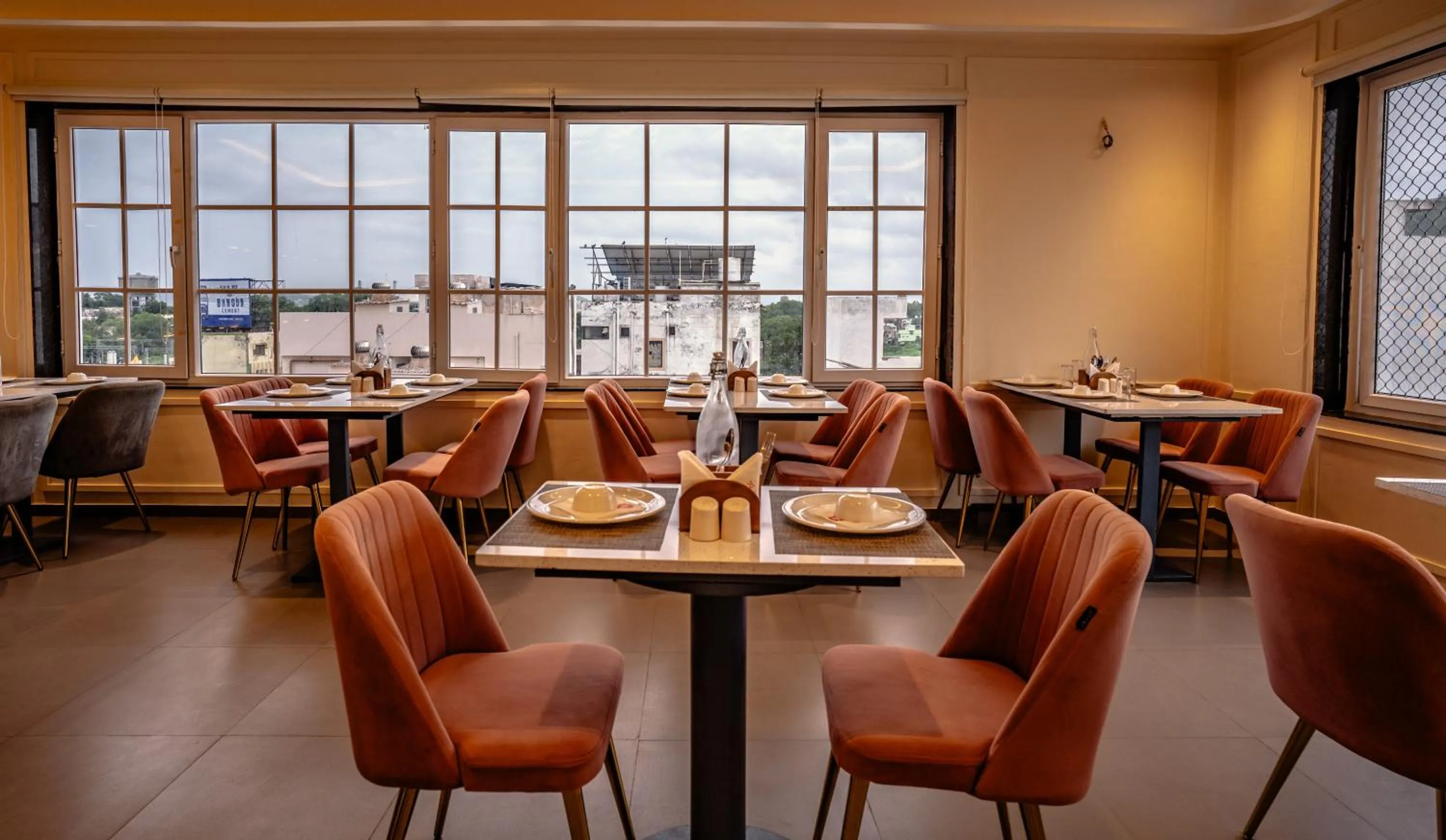 Restaurant/places to eat in Hotel Lake Metro