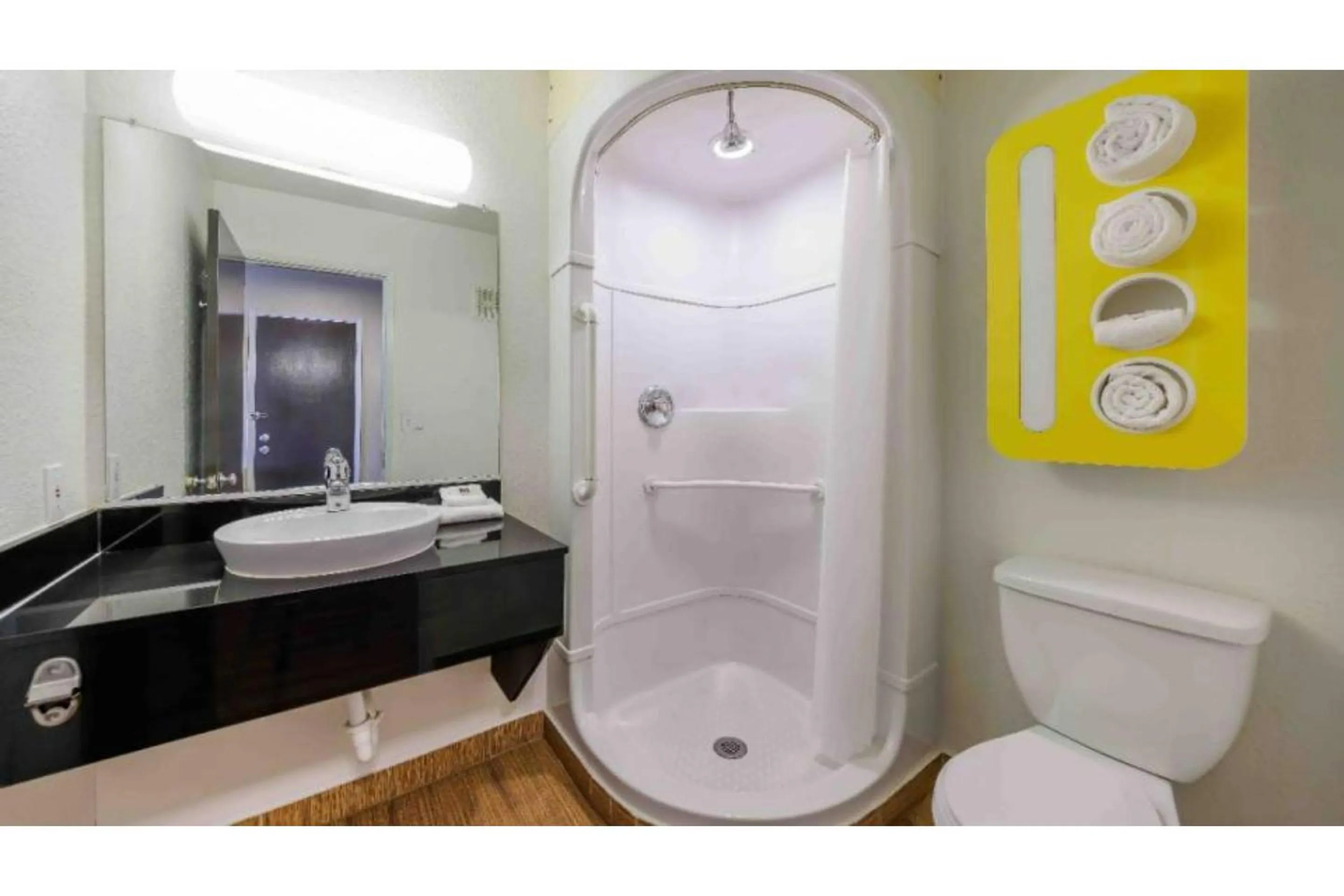 Bathroom in Studio 6 Seattle, WA Sea Tac Airport South