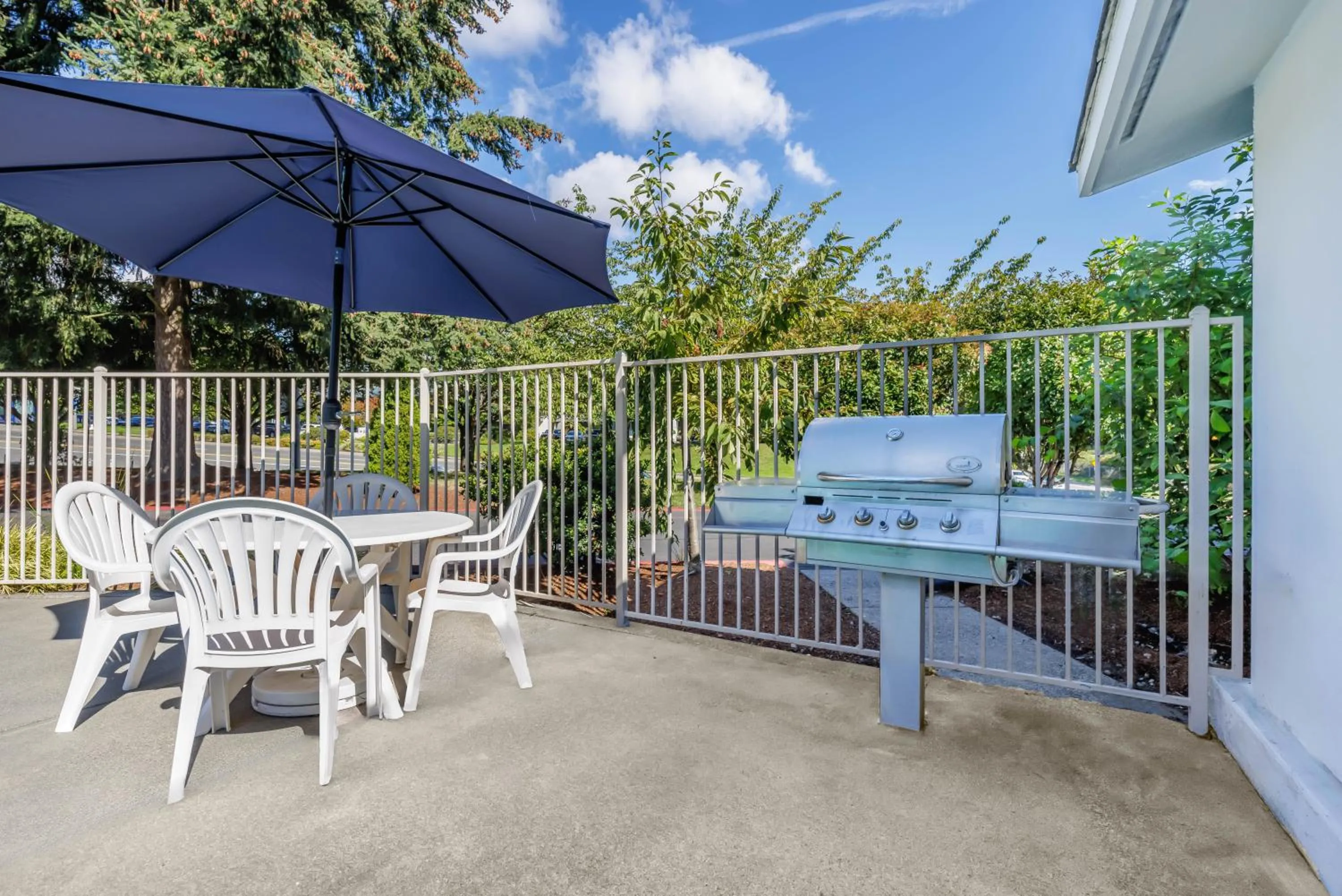 Seating area in Studio 6 Seattle, WA Sea Tac Airport South