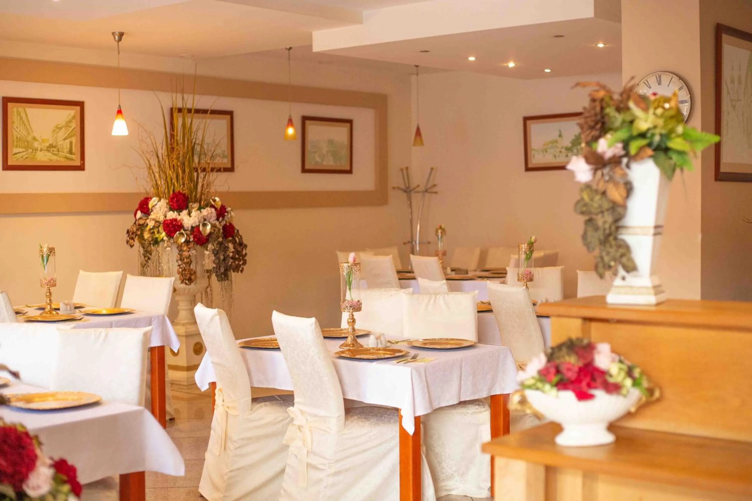 Restaurant/places to eat in Hotel MAXPLAZA