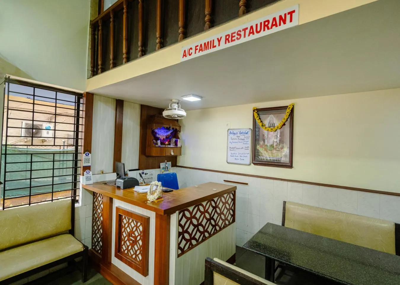 Restaurant/places to eat in Hotel Durga International