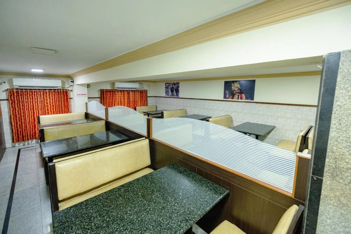 Restaurant/places to eat in Hotel Durga International