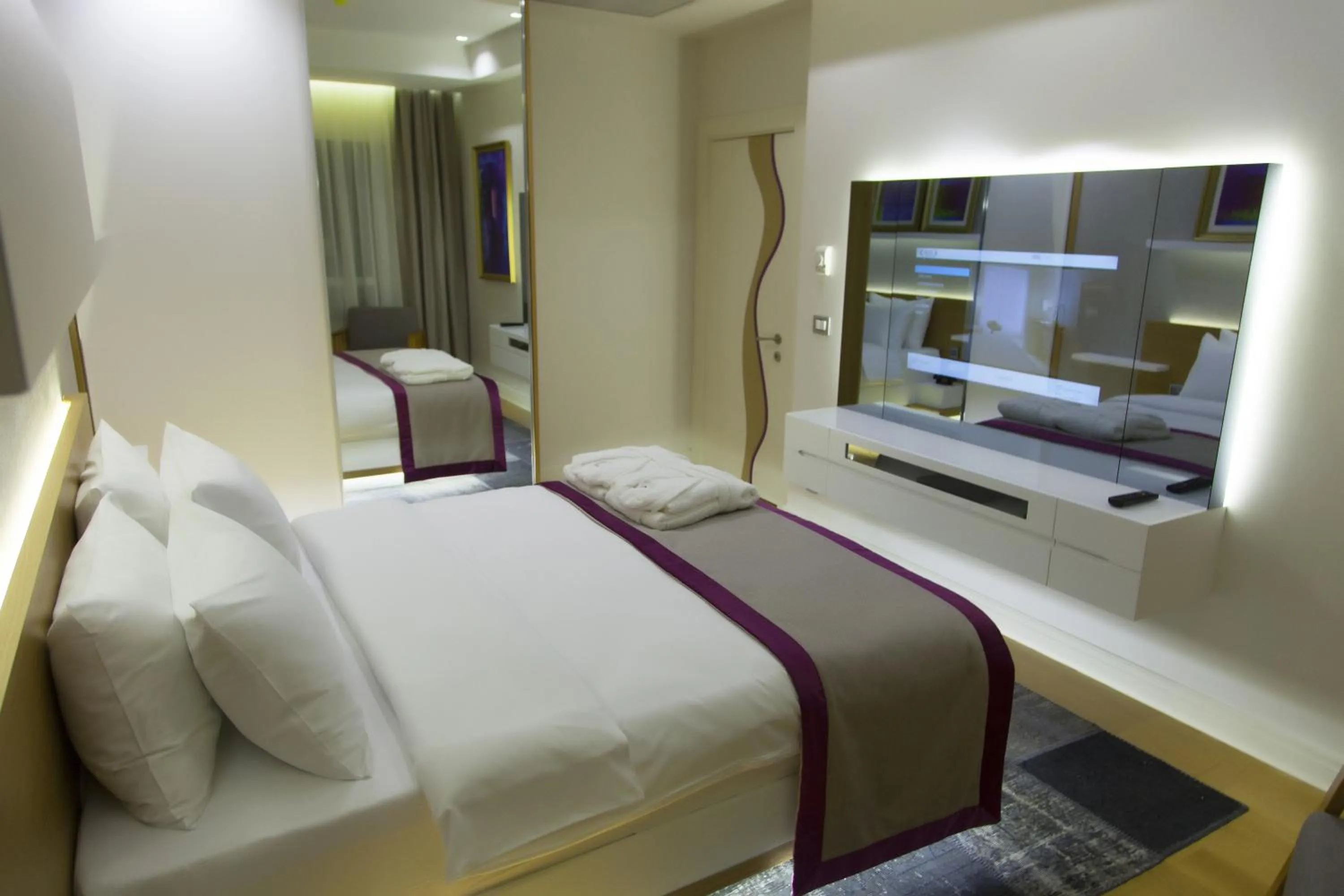 Bedroom, Bed in The Leos Residence