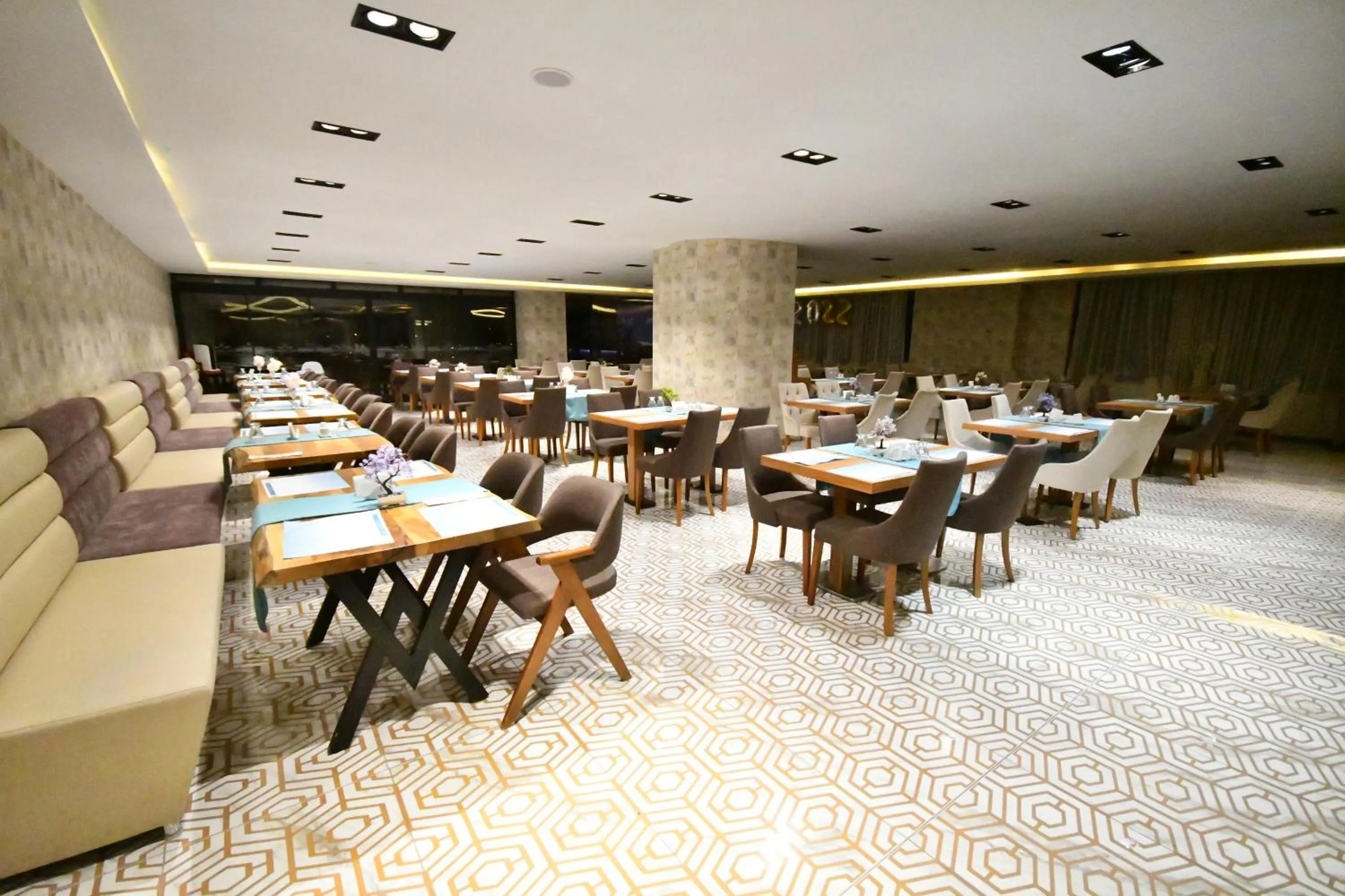 Restaurant/places to eat in Snowflake Dag Hotel & SPA
