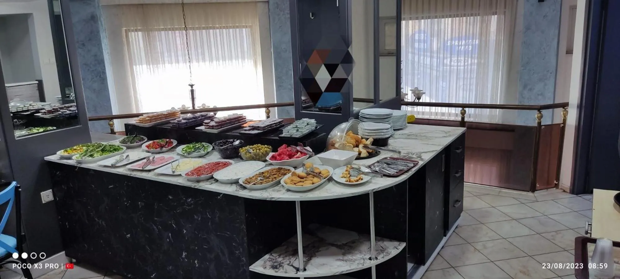 Restaurant/places to eat in Hotel Oz Villa