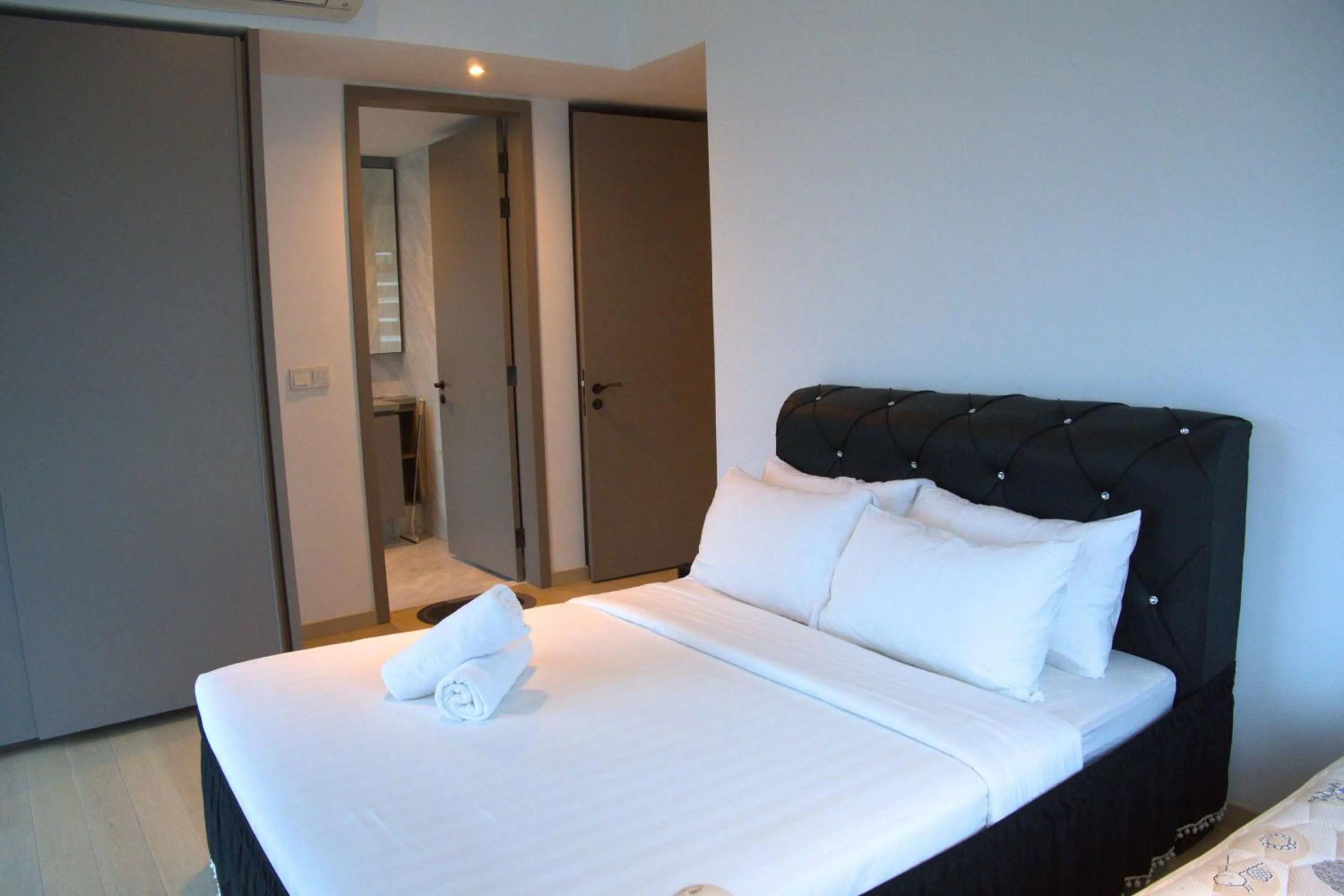 Photo of the whole room, Bed in Eaton Residence Yemala