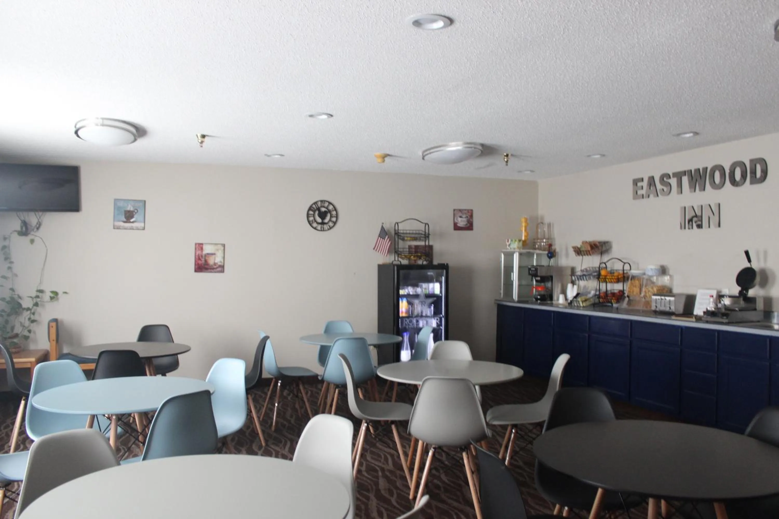 Communal lounge/ TV room in Eastwood Inn