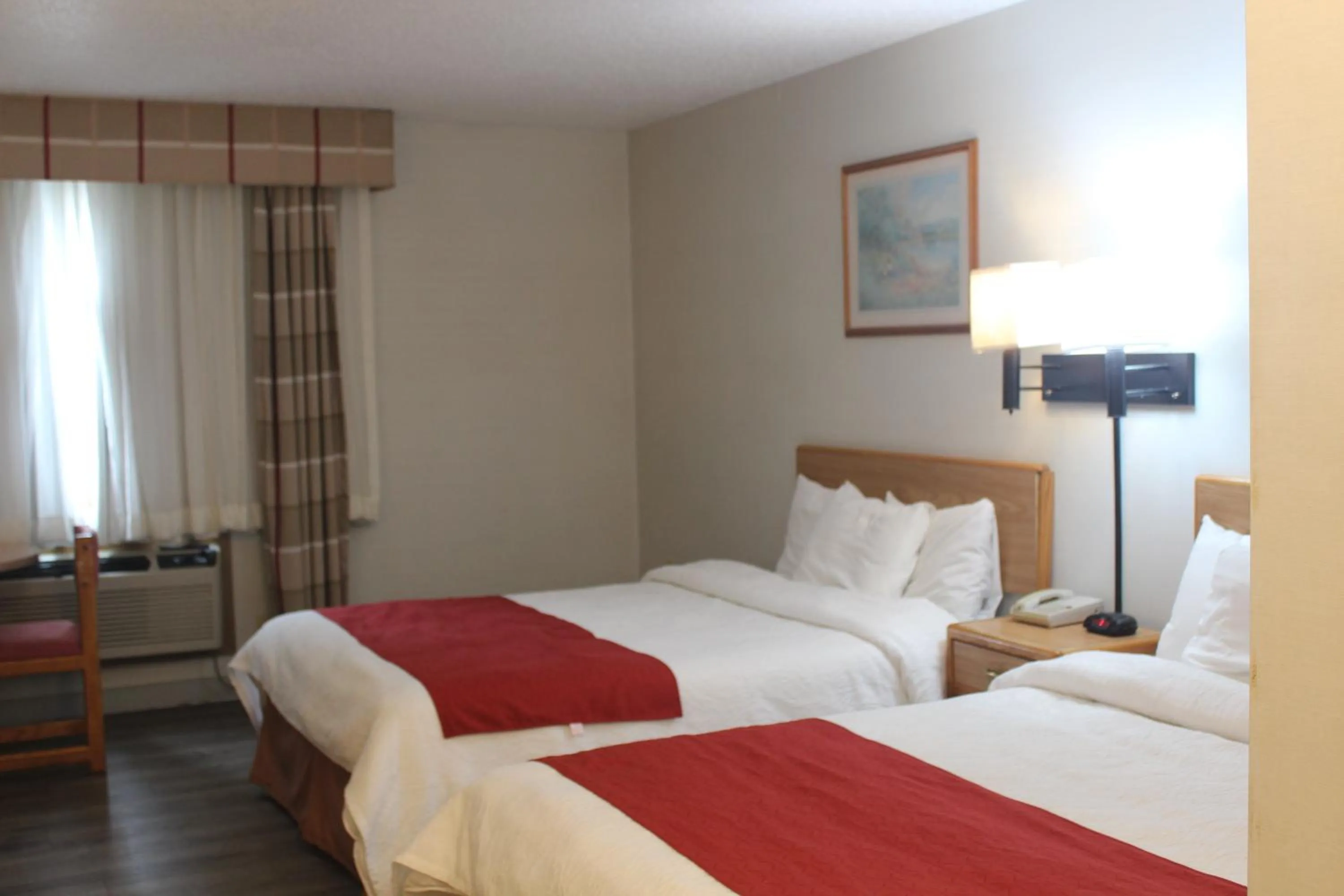 Property building, Bed in Eastwood Inn