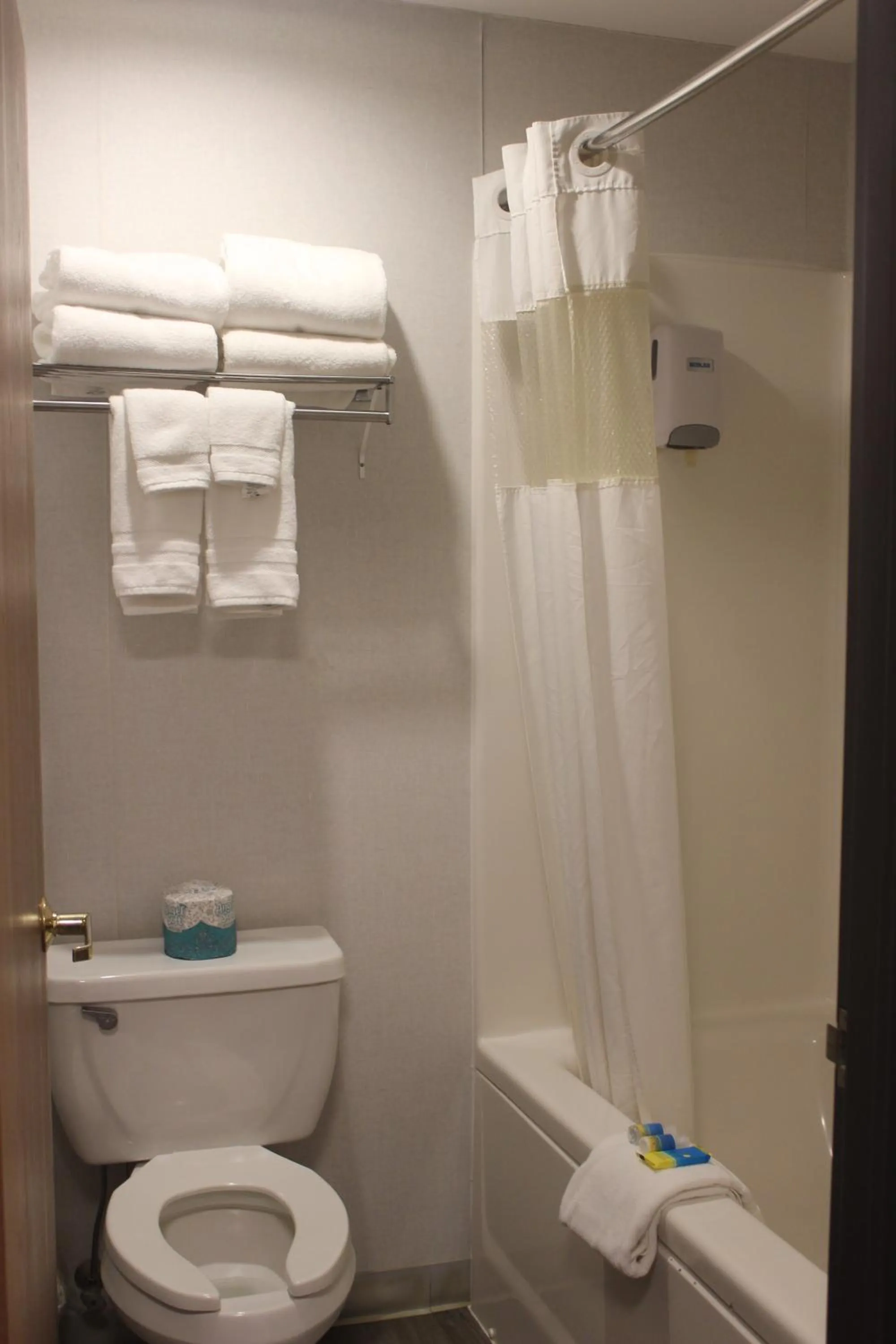 Shower in Eastwood Inn