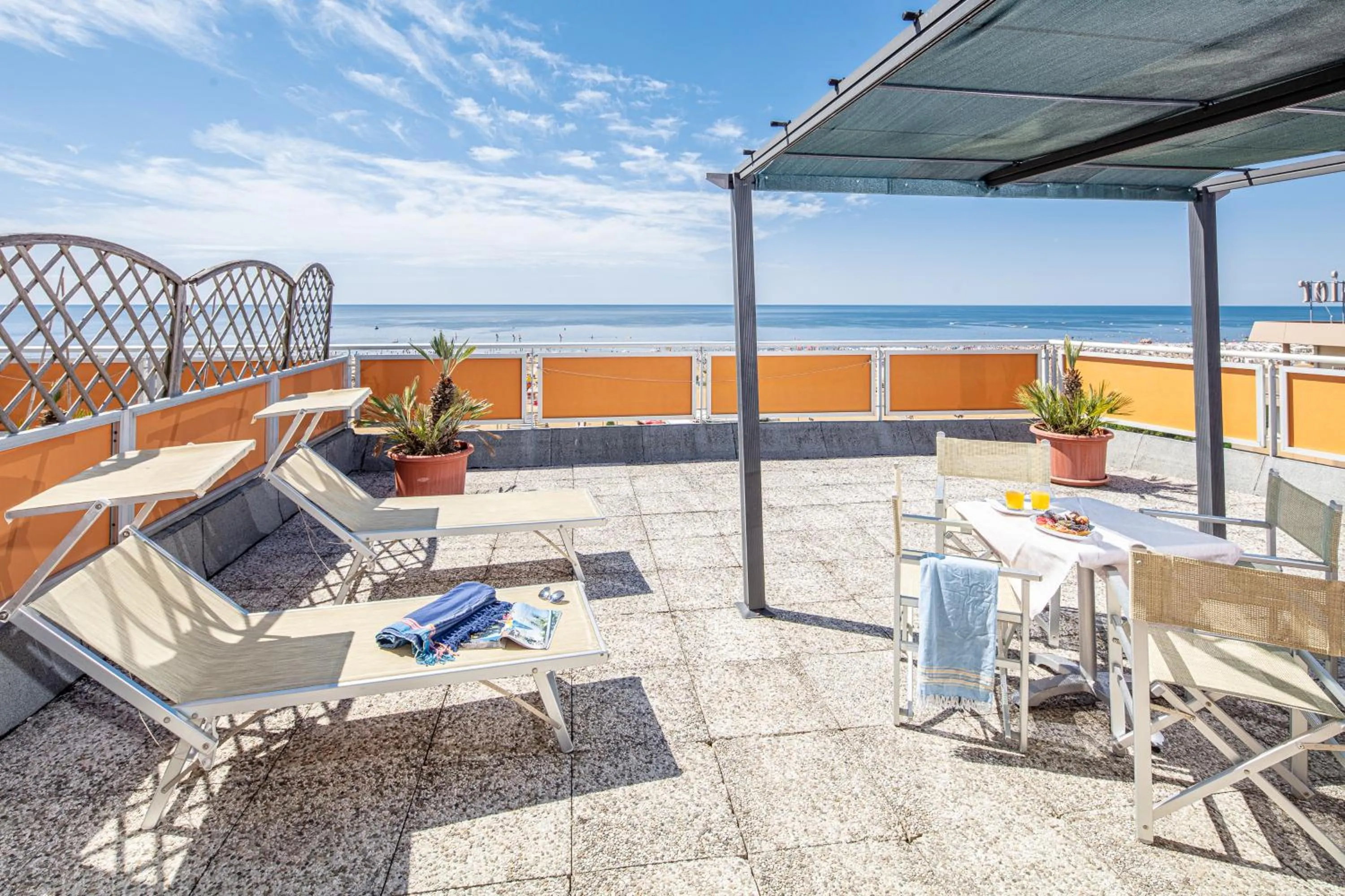 Restaurant/places to eat in Hotel Royal