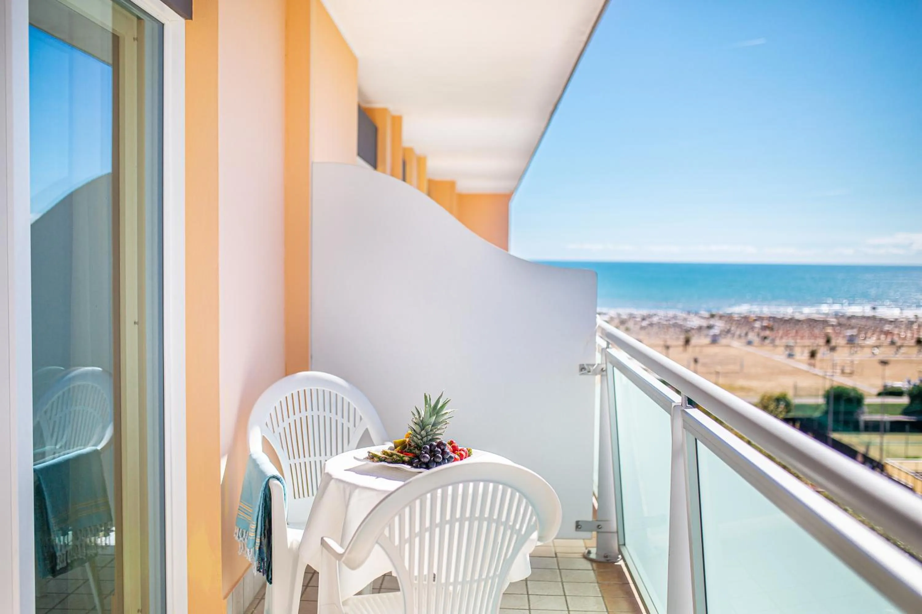 Restaurant/places to eat in Hotel Royal