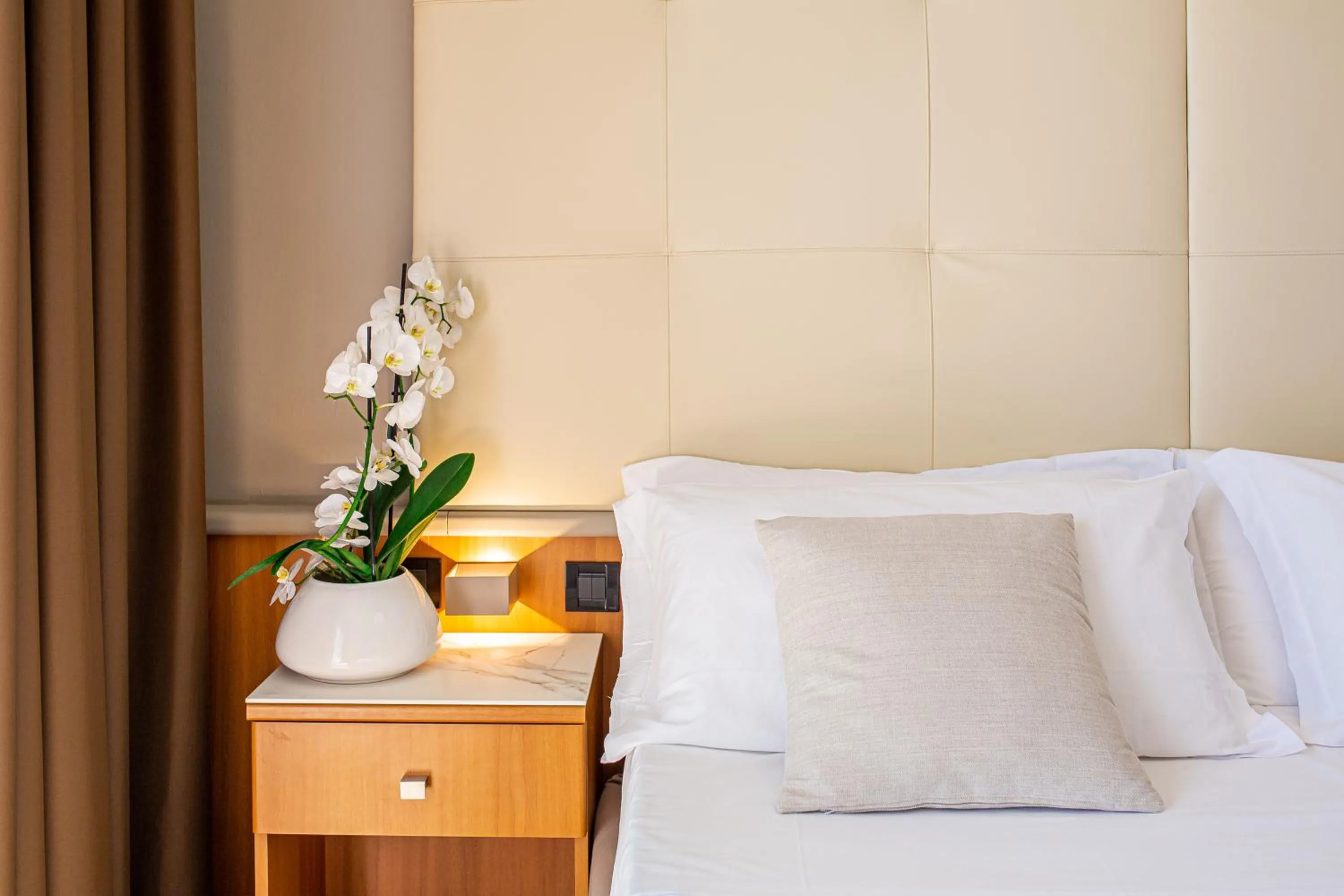 Restaurant/places to eat, Bed in Hotel Royal