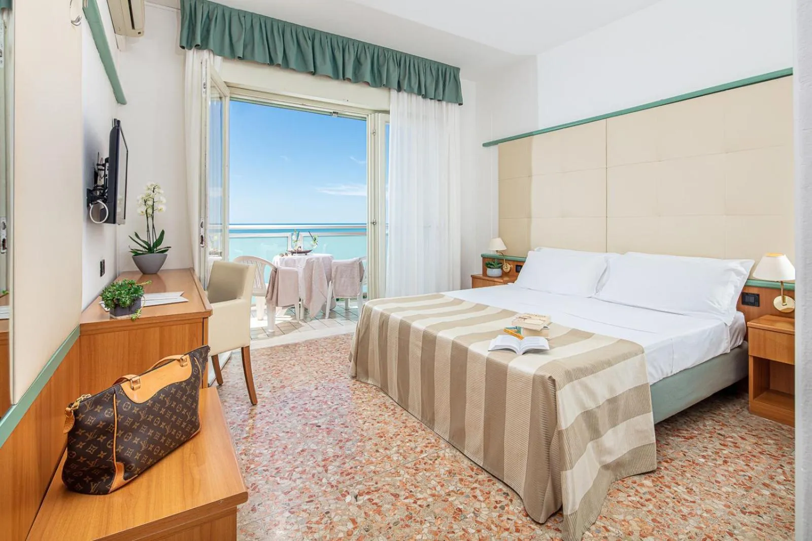 Photo of the whole room, Bed in Hotel Royal