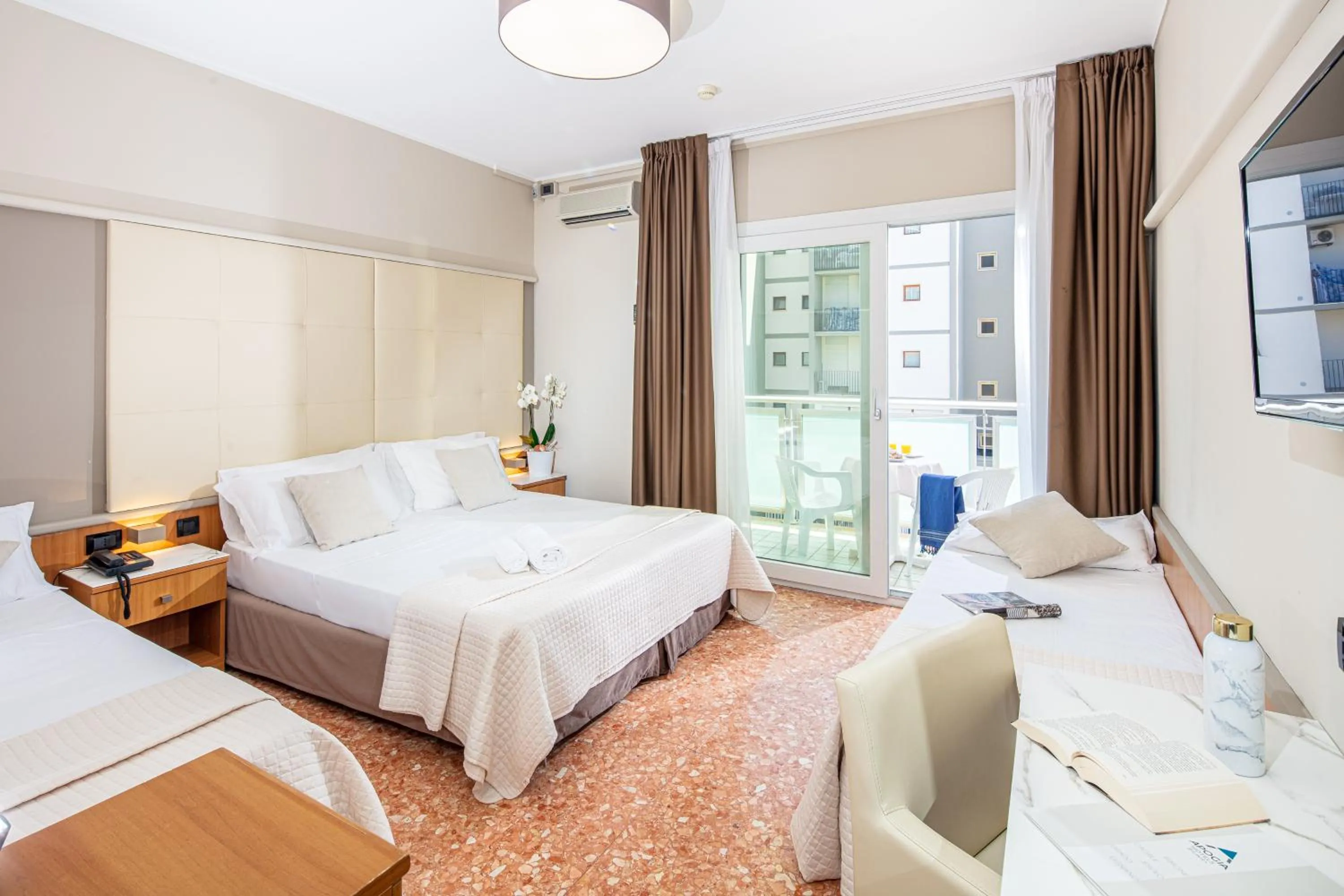 Property building, Bed in Hotel Royal