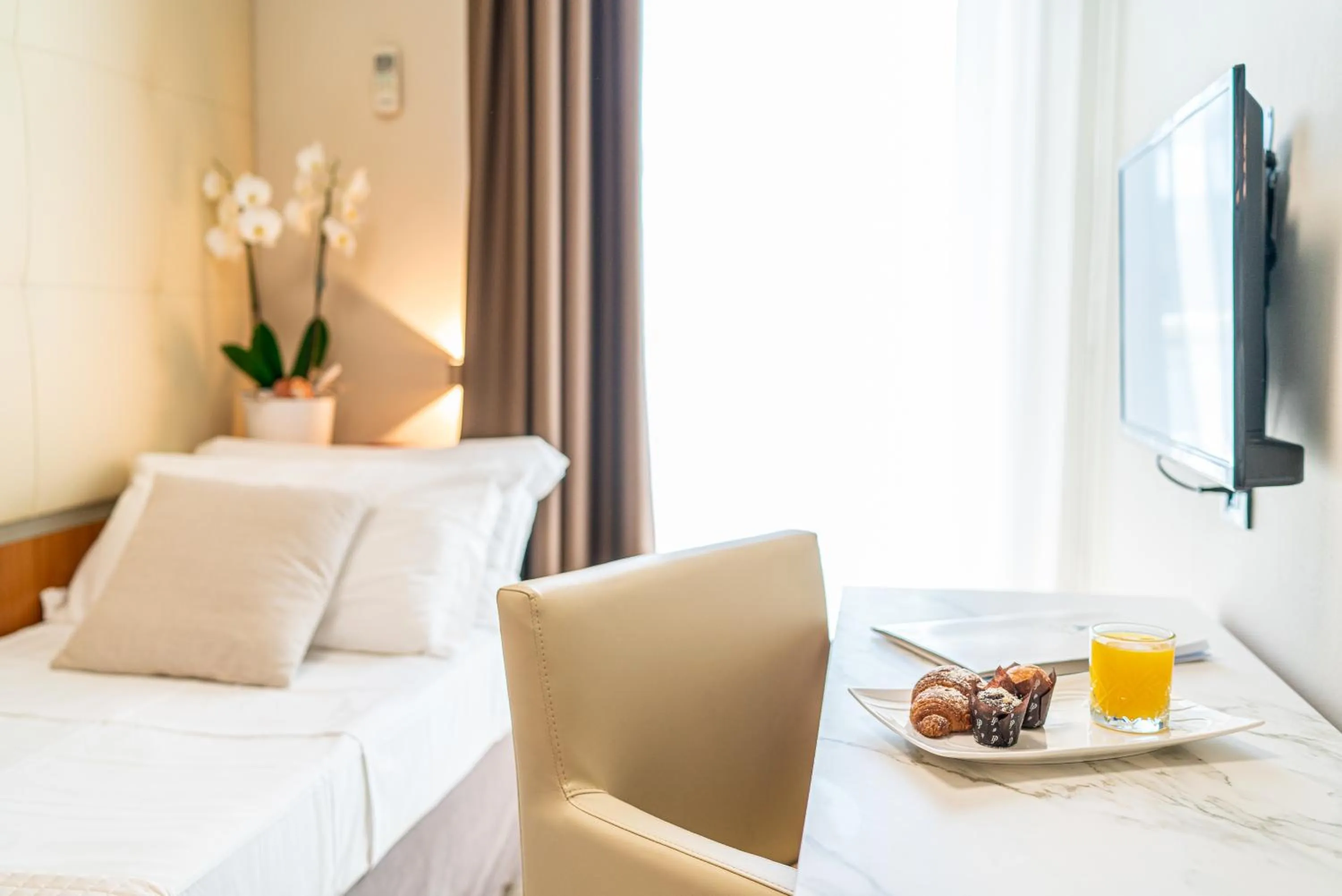 Restaurant/places to eat, Bed in Hotel Royal