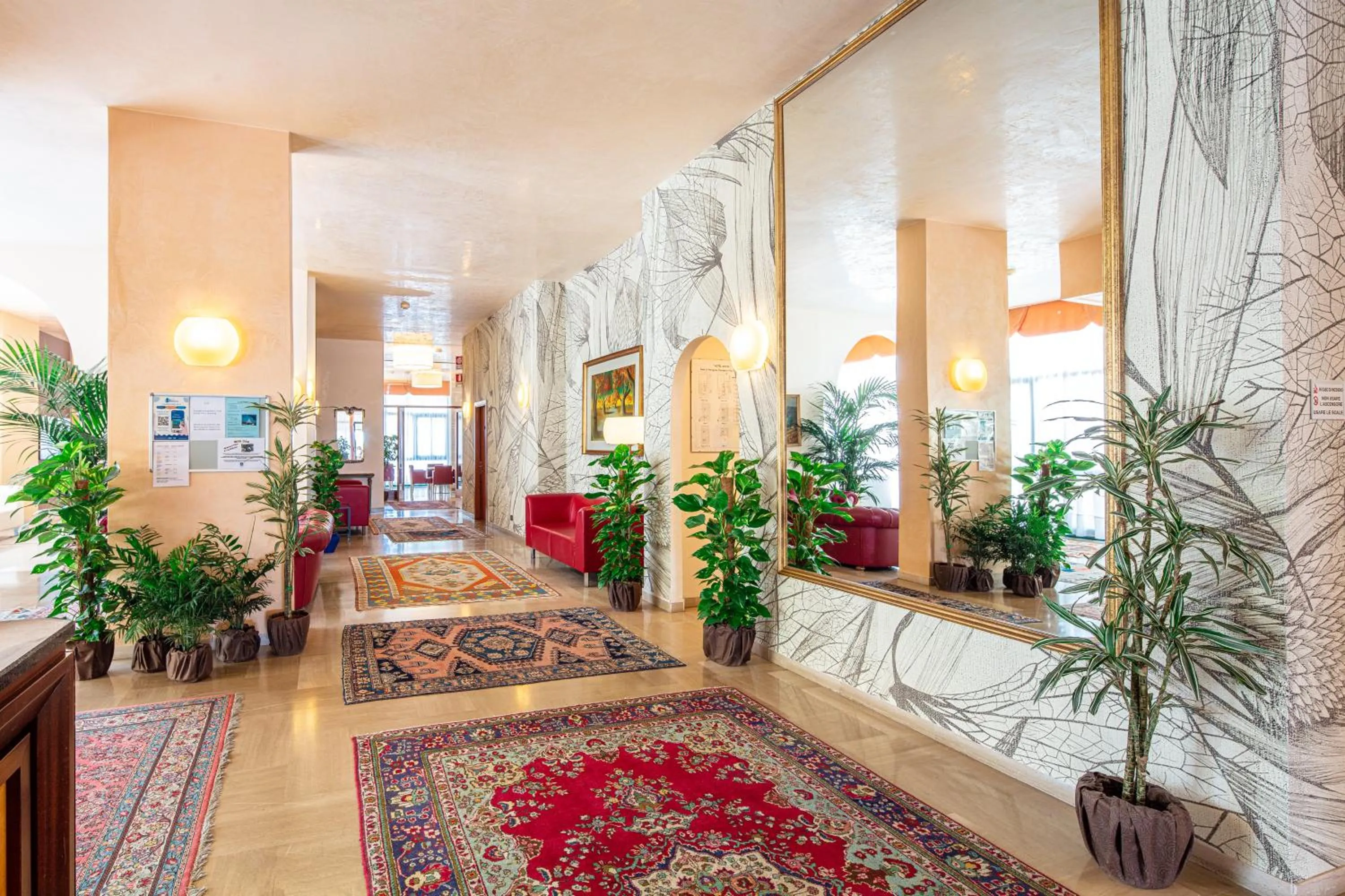 Restaurant/places to eat in Hotel Royal