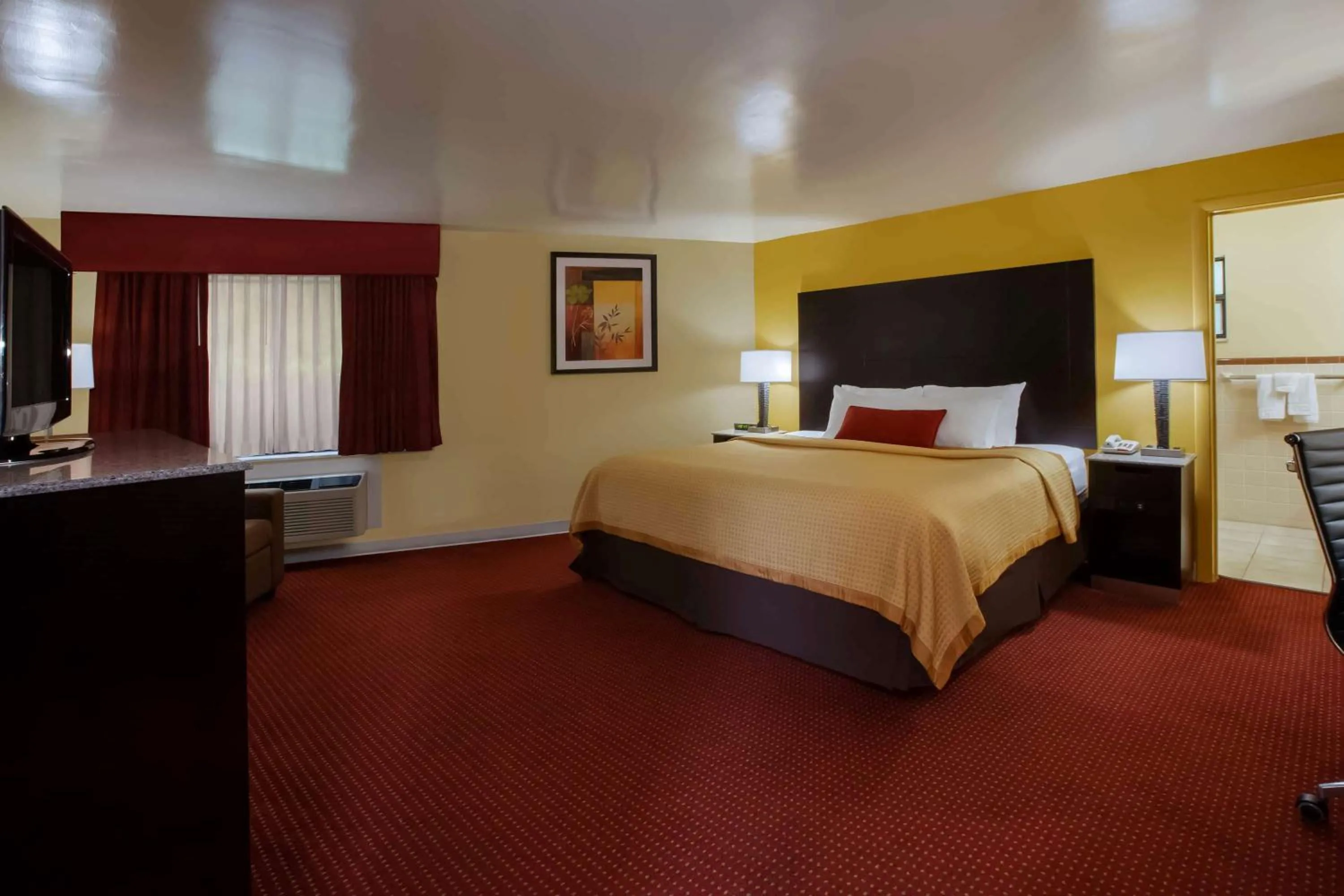 Photo of the whole room, Bed in Days Inn by Wyndham Donegal