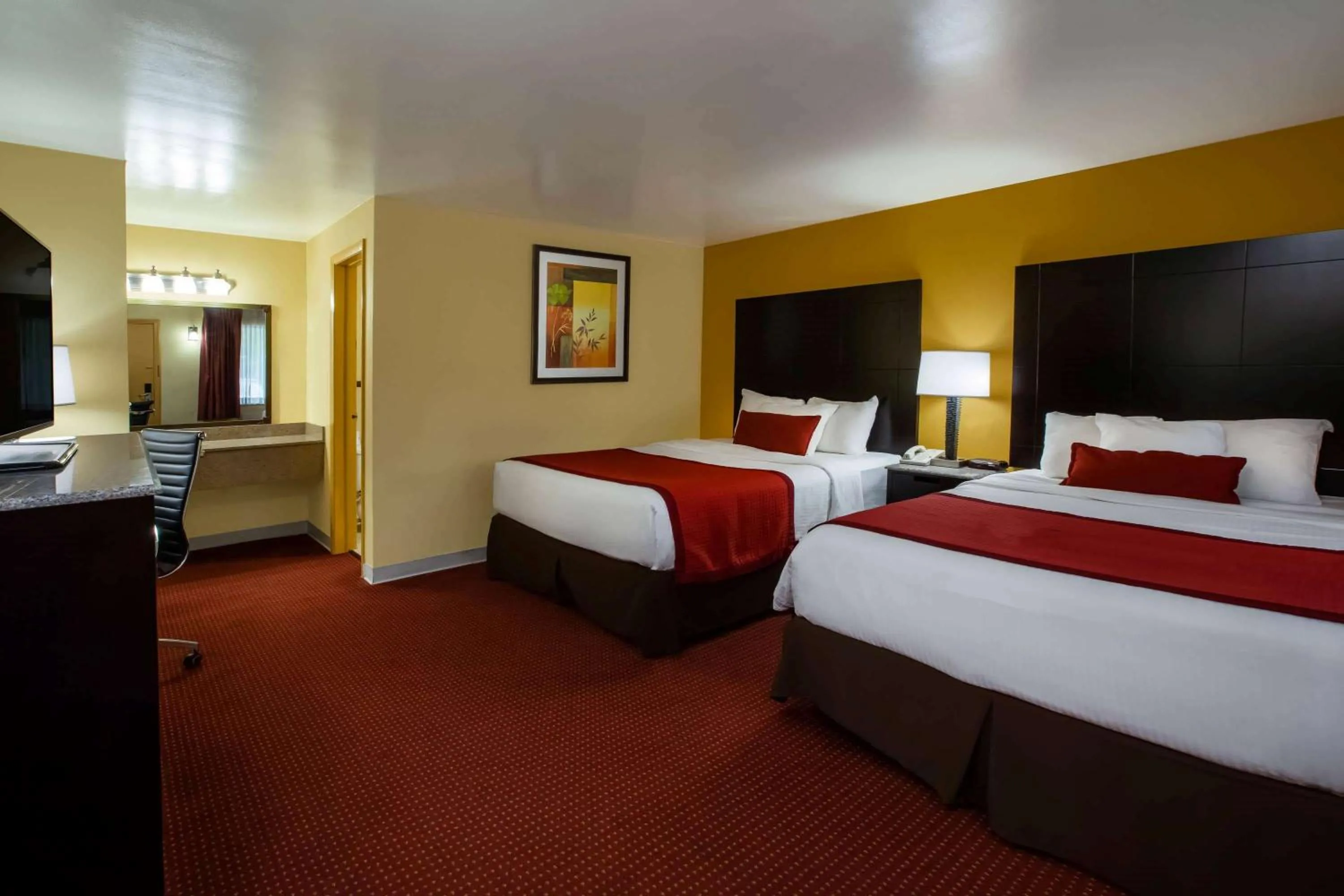 Photo of the whole room, Bed in Days Inn by Wyndham Donegal
