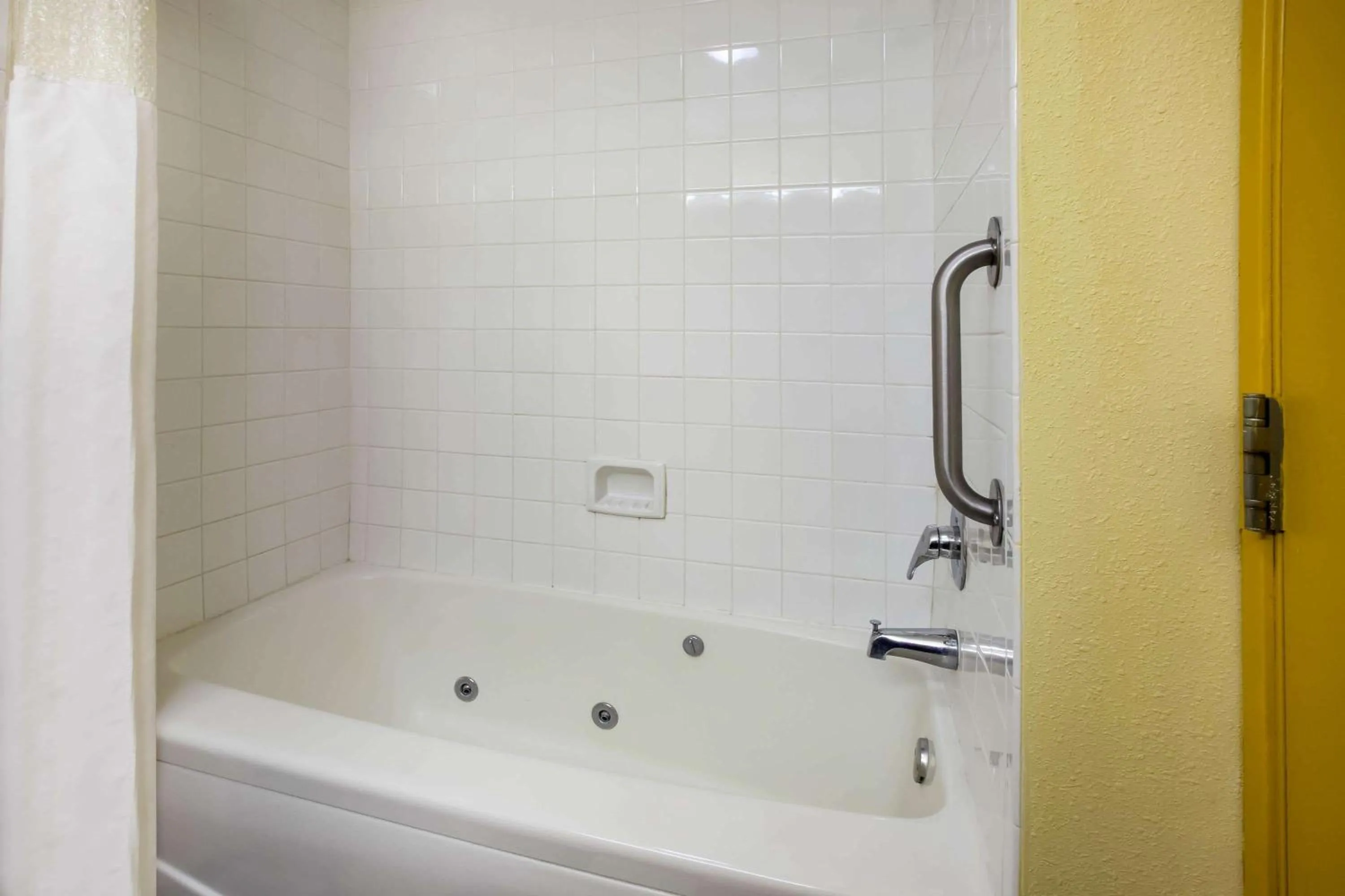 Bathroom in Days Inn by Wyndham Donegal