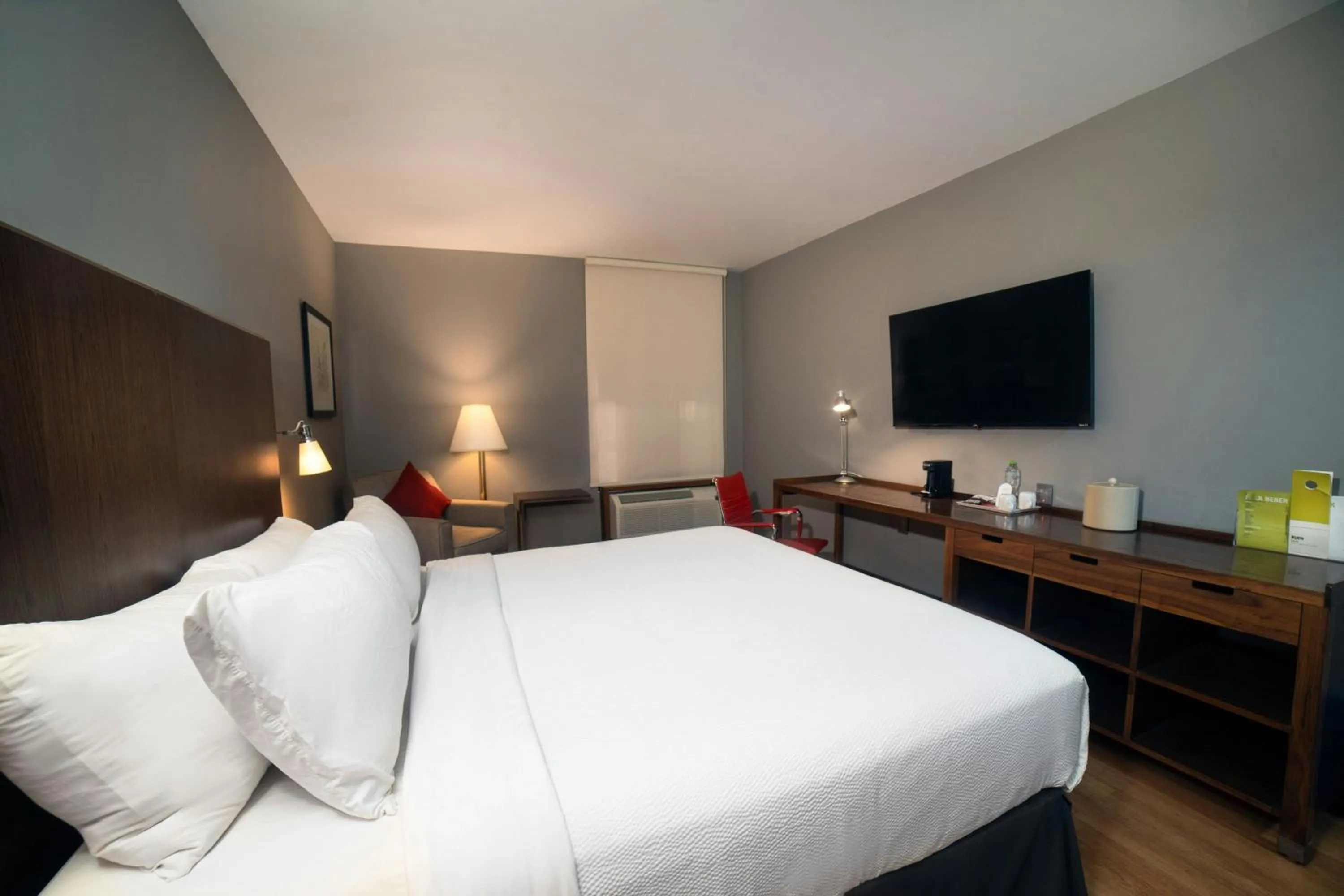 Photo of the whole room, Bed in Four Points by Sheraton Saltillo