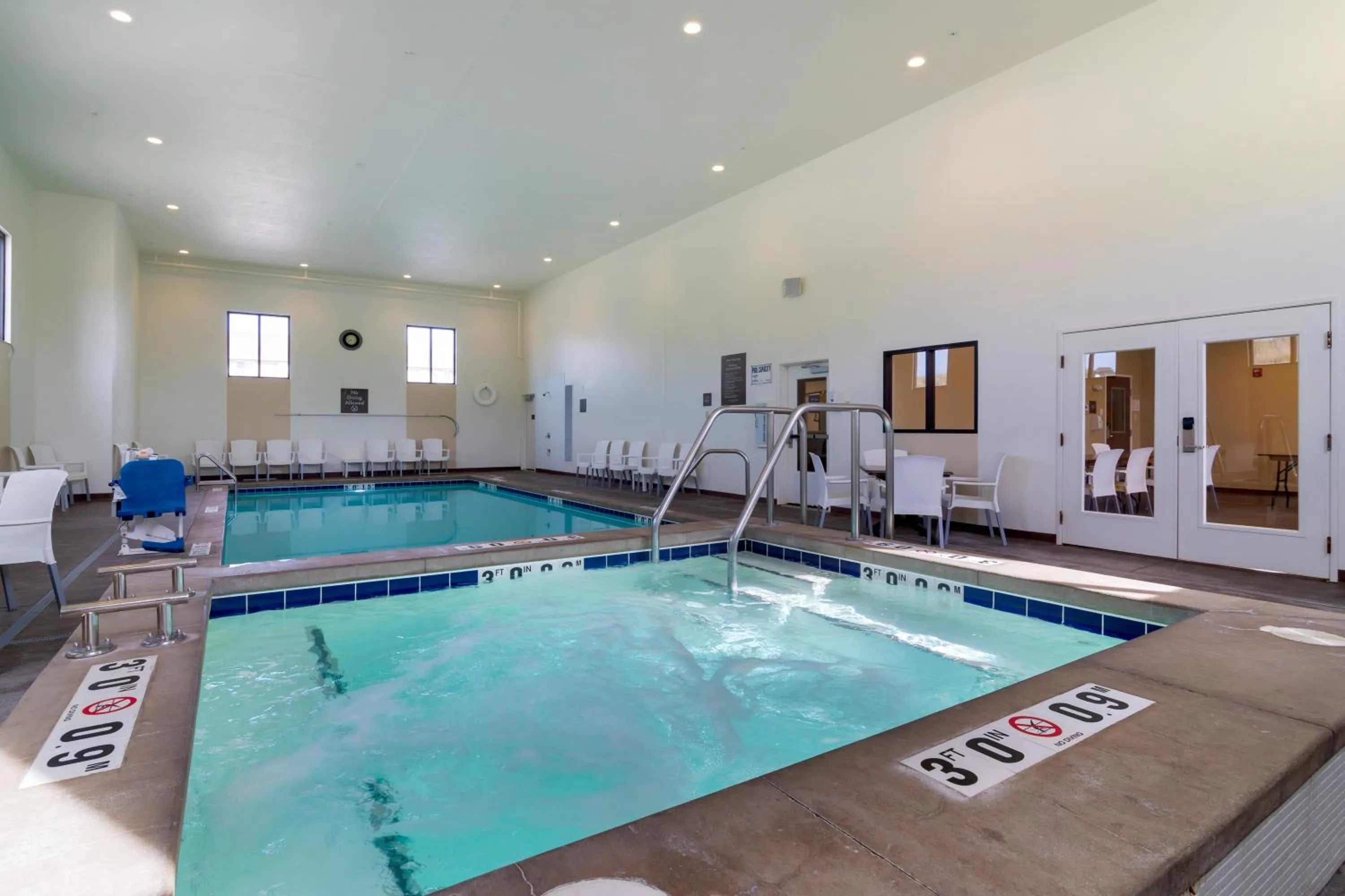 Swimming pool in Comfort Inn & Suites Mandan - Bismarck