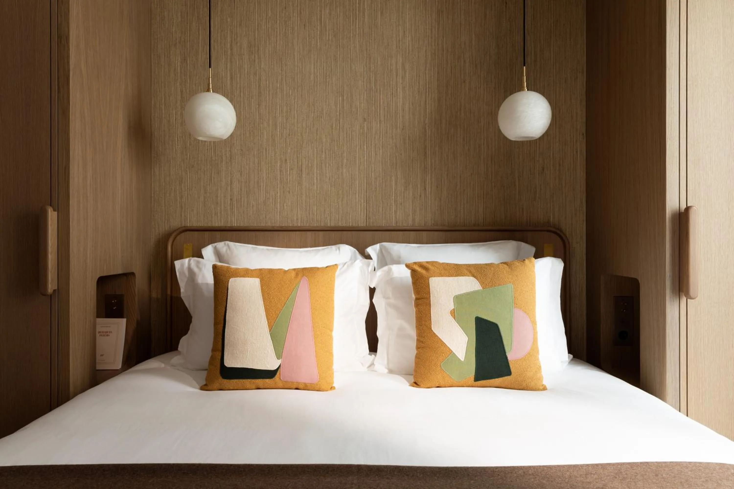 Bed in HIGHSTAY - Luxury Serviced Apartments - Bourse