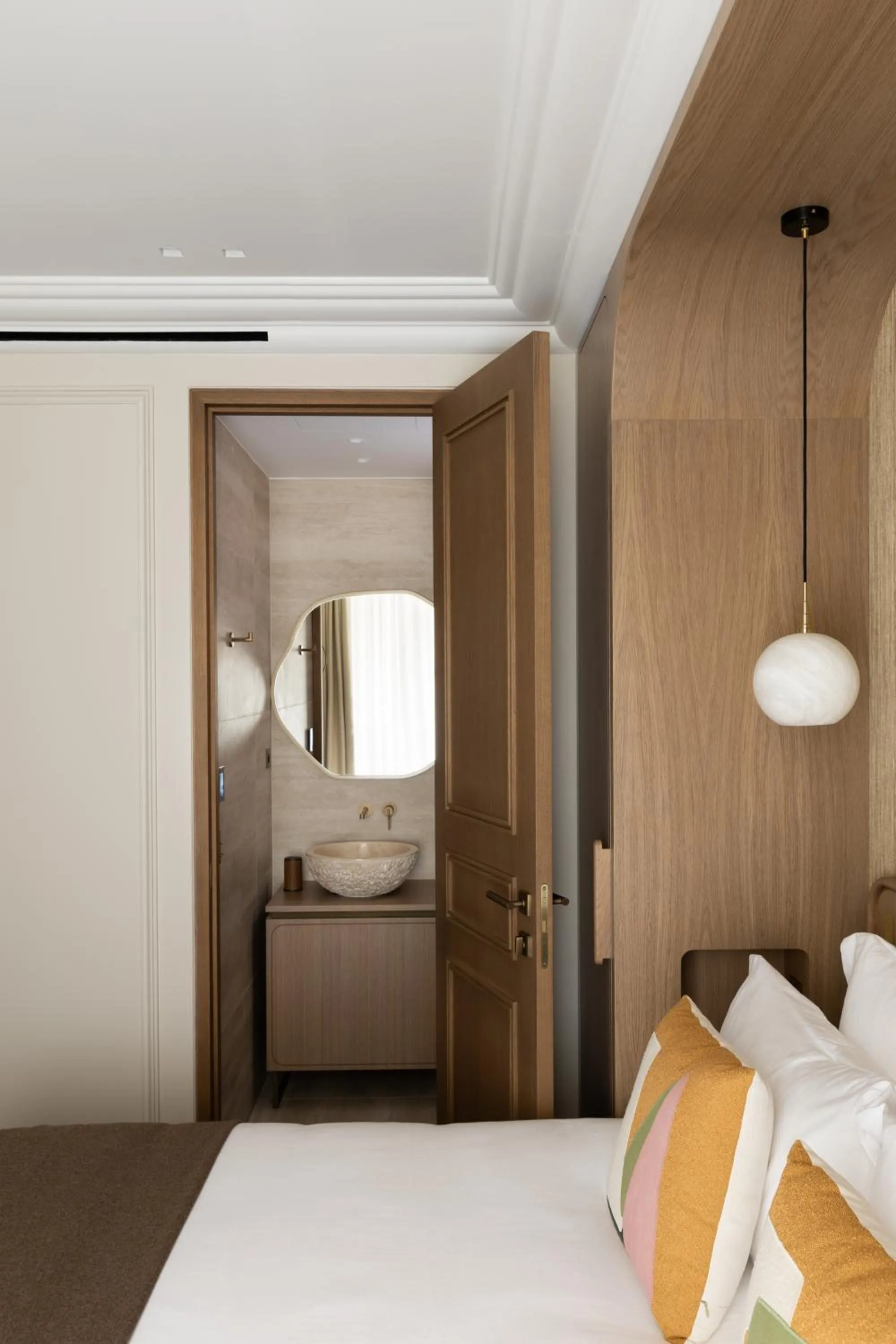 Bed in HIGHSTAY - Luxury Serviced Apartments - Bourse