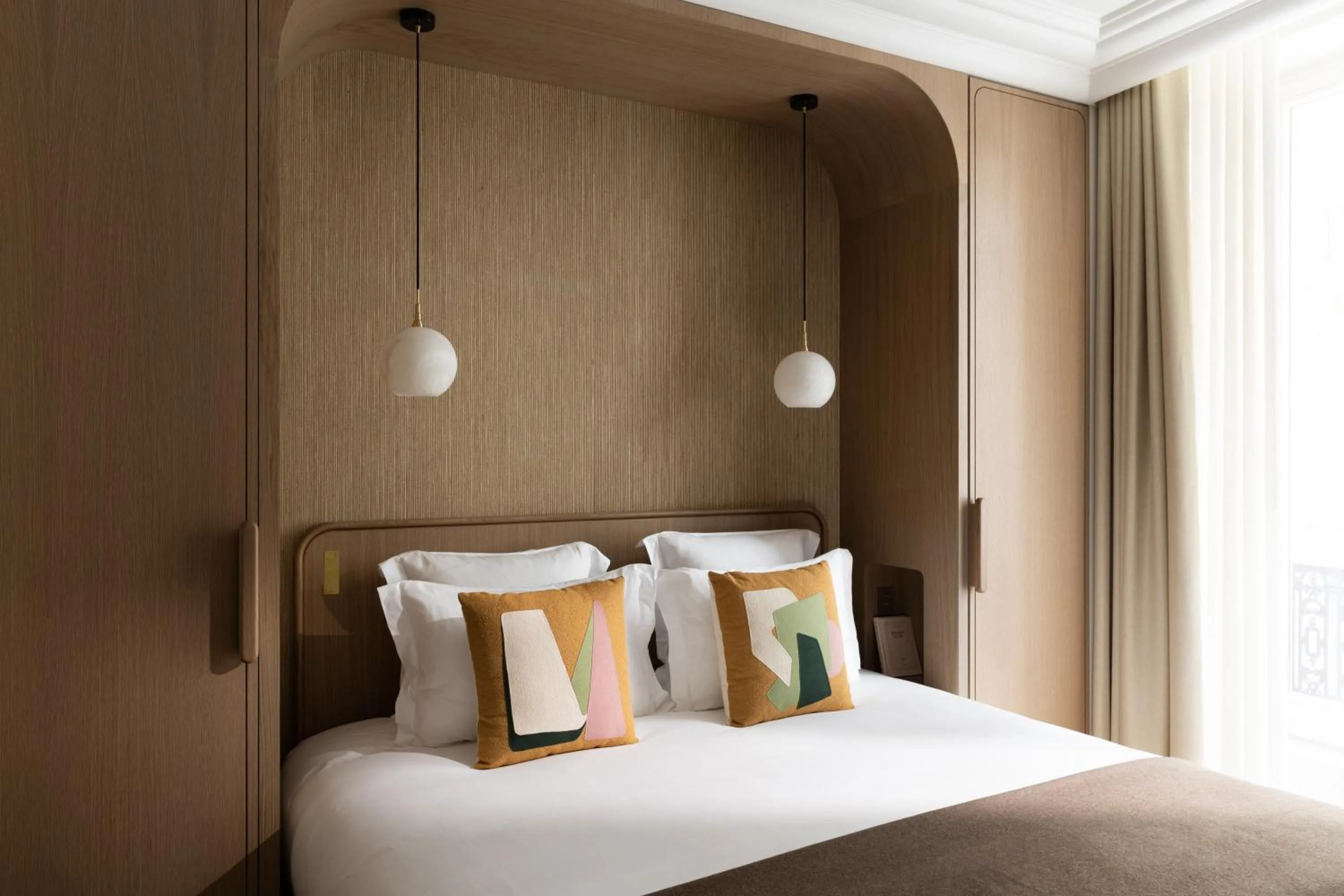 Bed in HIGHSTAY - Luxury Serviced Apartments - Bourse