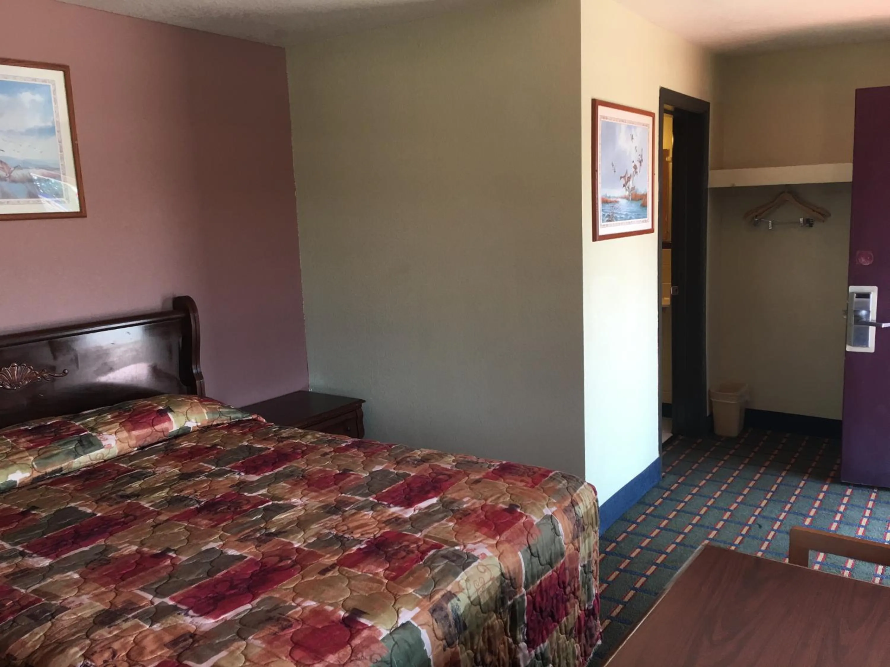 Bed in Best Value Inn Motel Sandusky