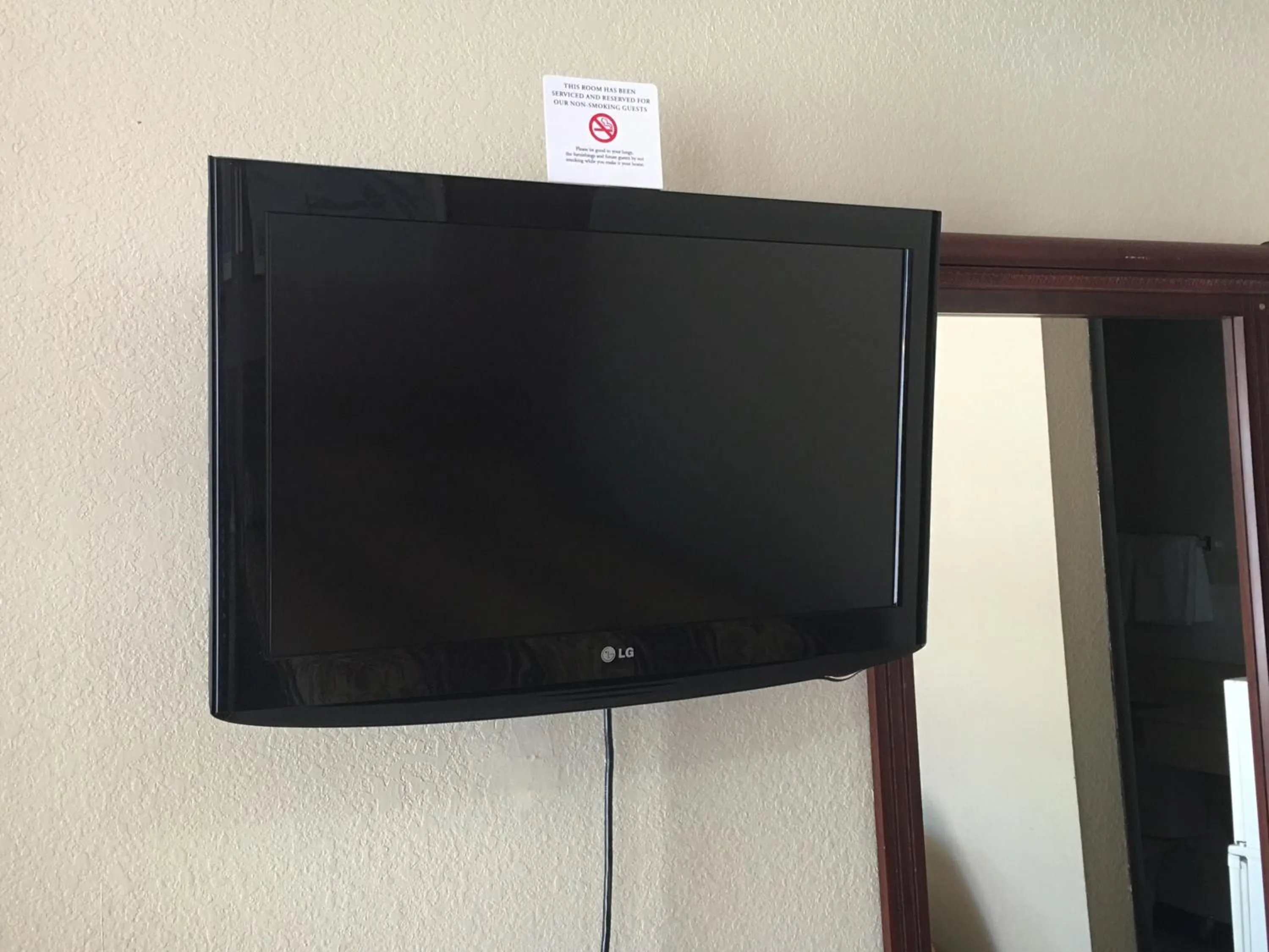 TV and multimedia in Best Value Inn Motel Sandusky