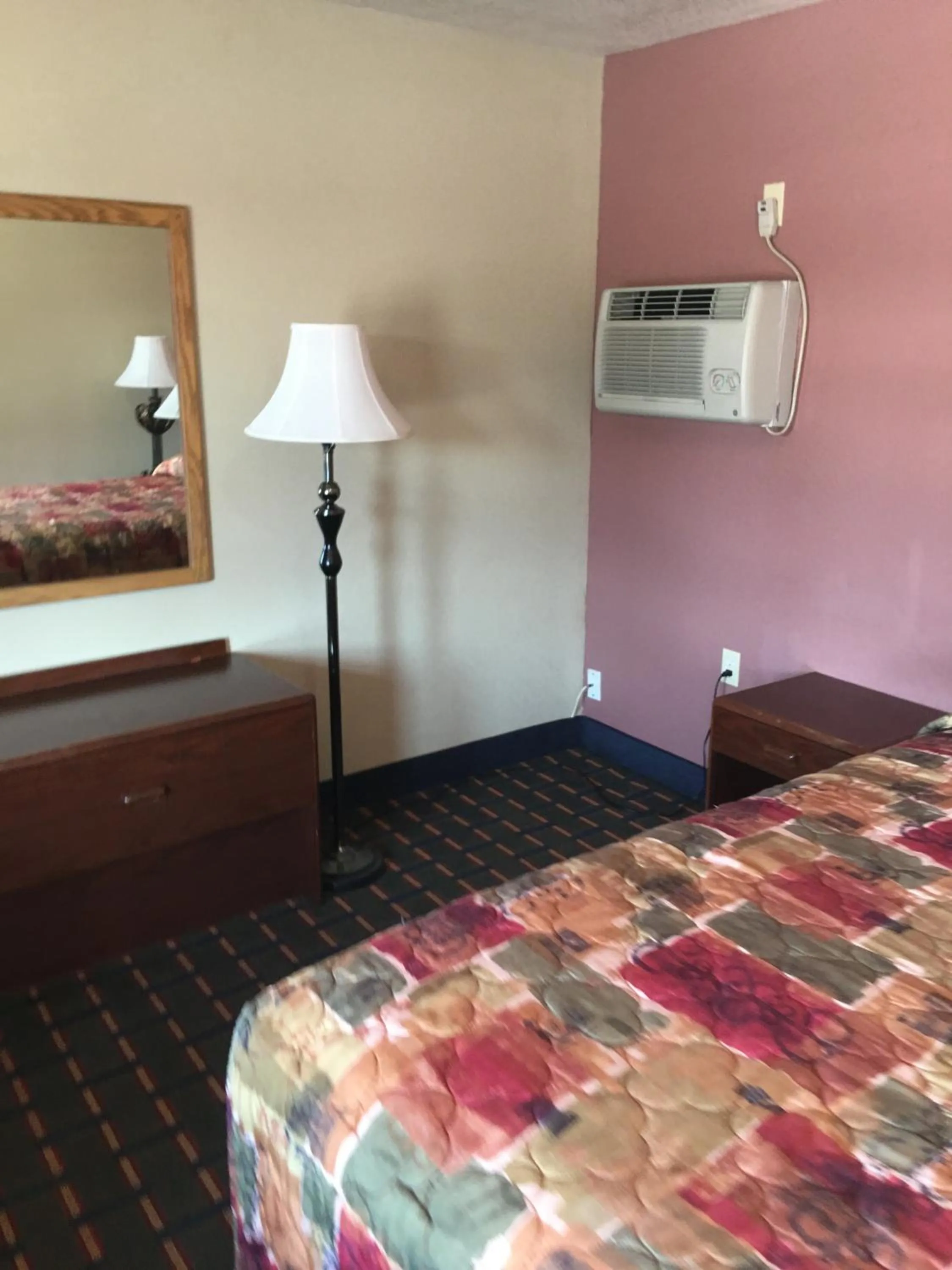 Photo of the whole room, Bed in Best Value Inn Motel Sandusky