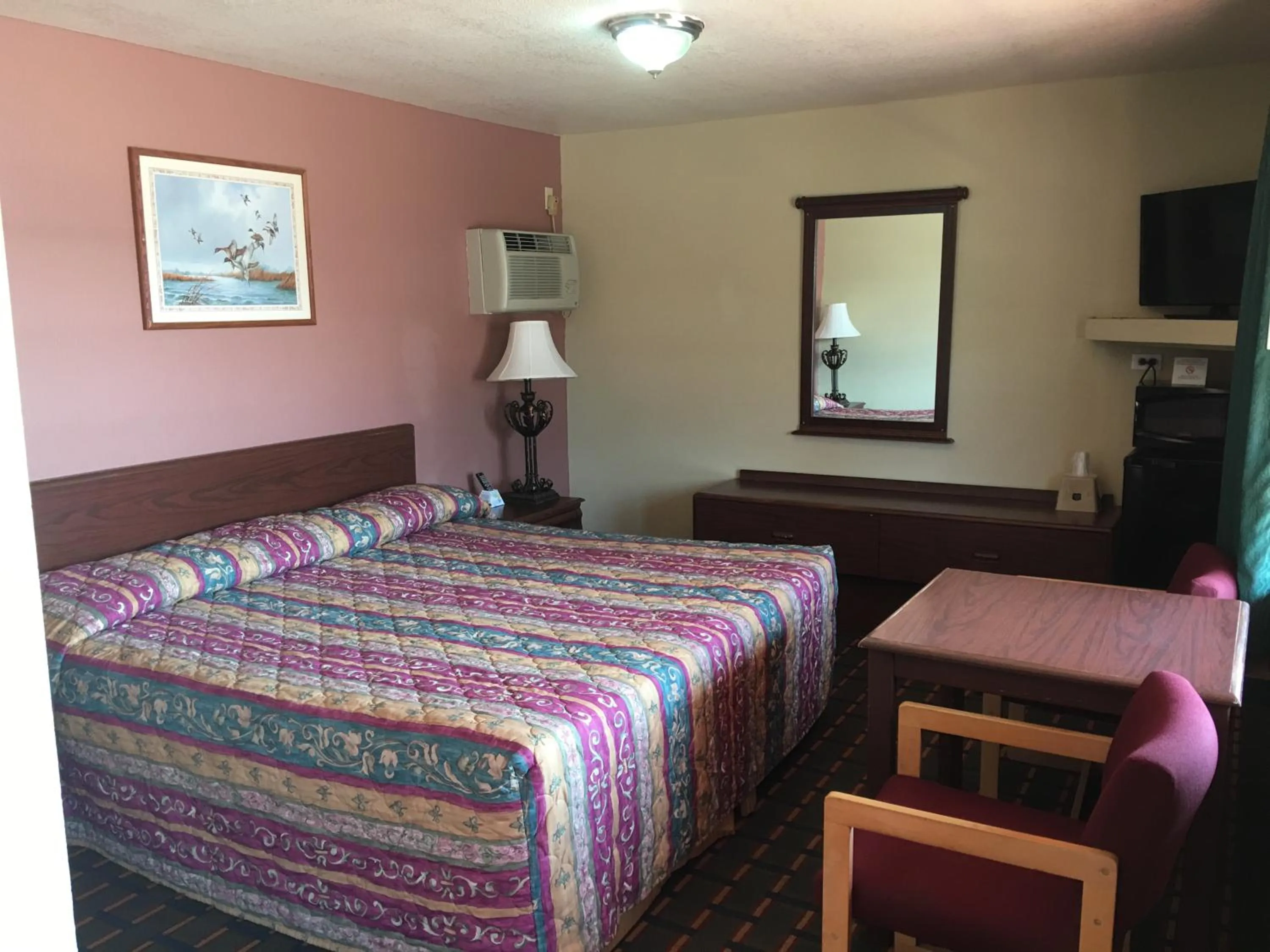 Photo of the whole room, Bed in Best Value Inn Motel Sandusky