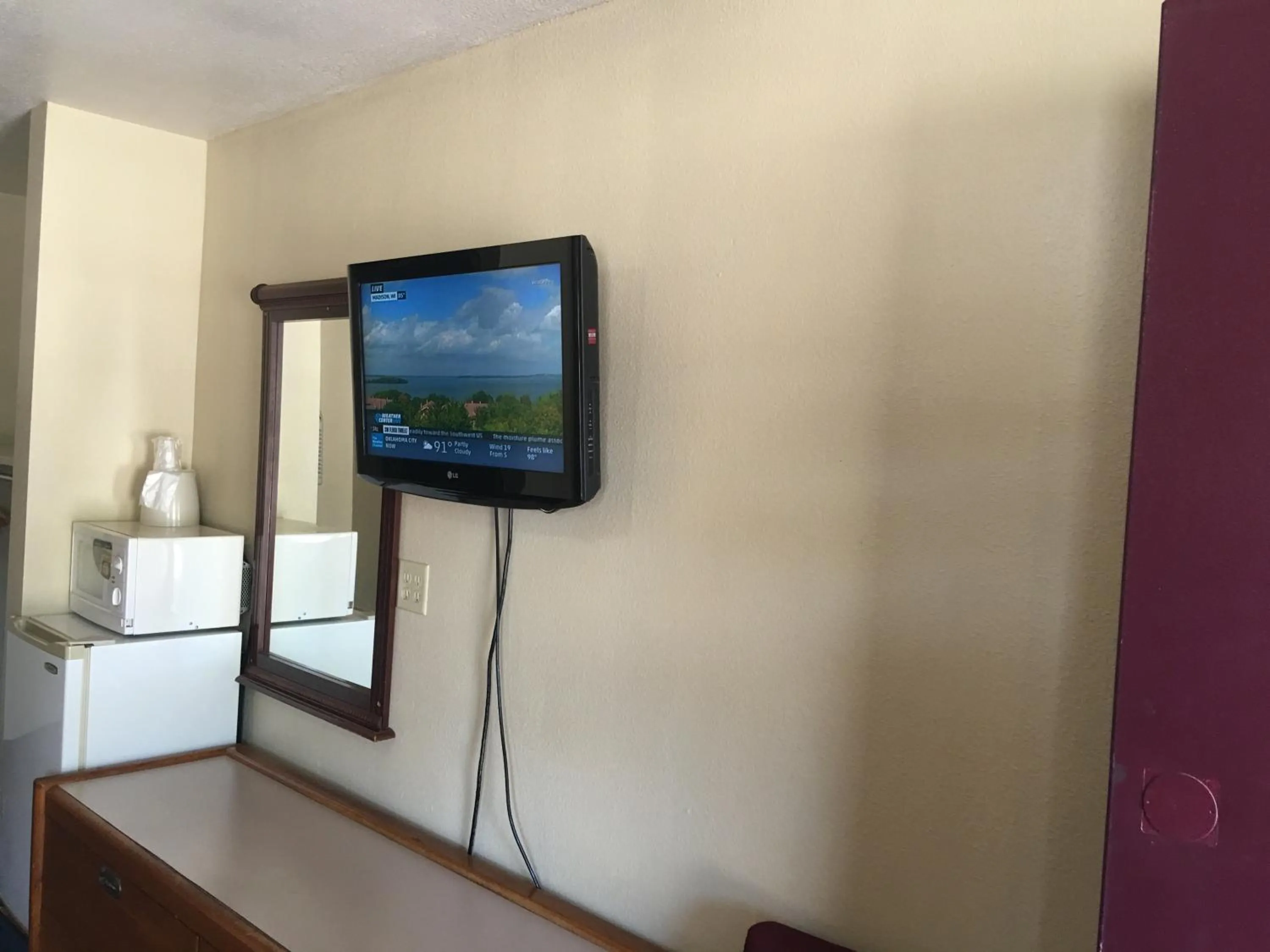 TV and multimedia in Best Value Inn Motel Sandusky