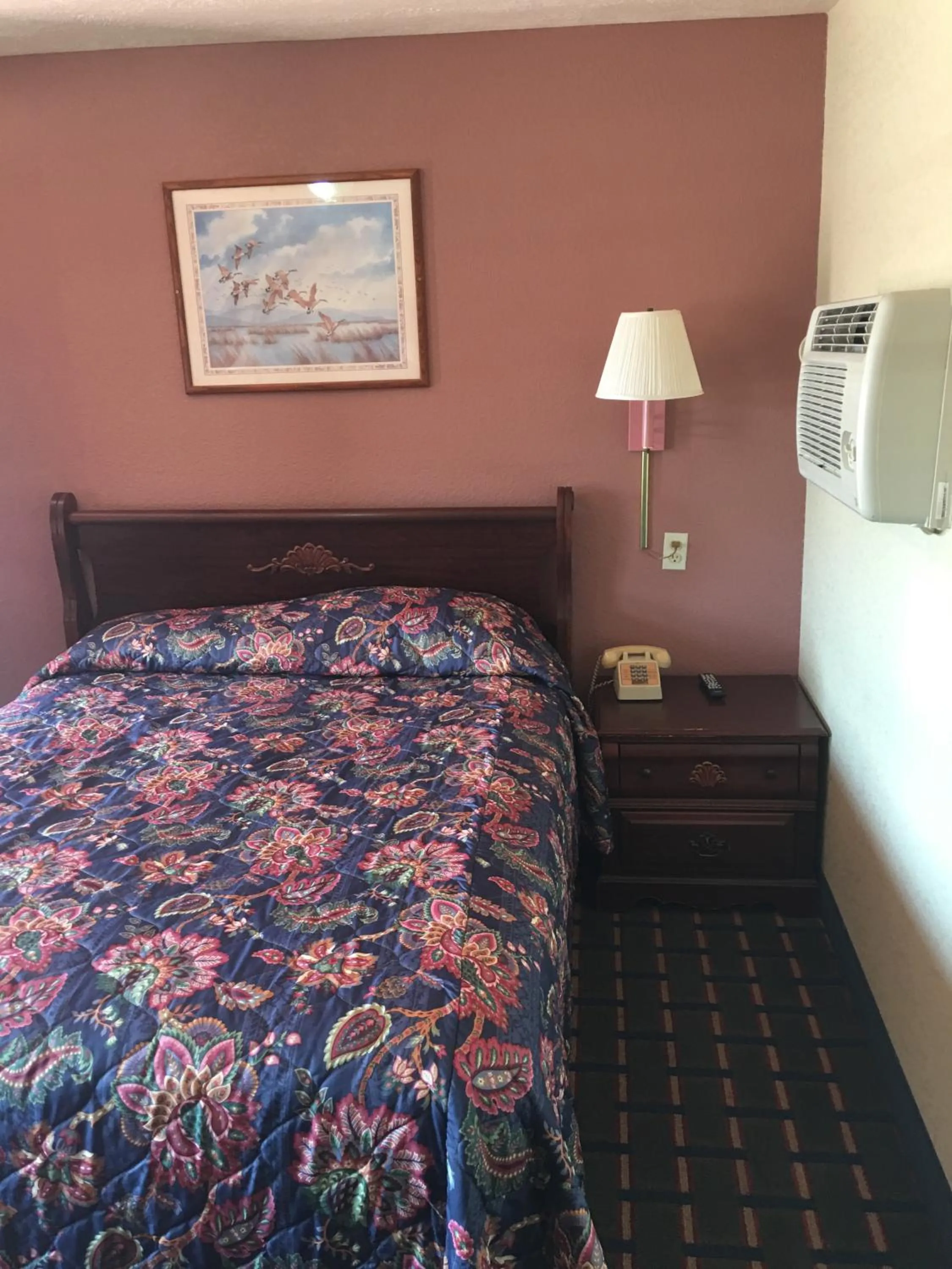 Bed in Best Value Inn Motel Sandusky