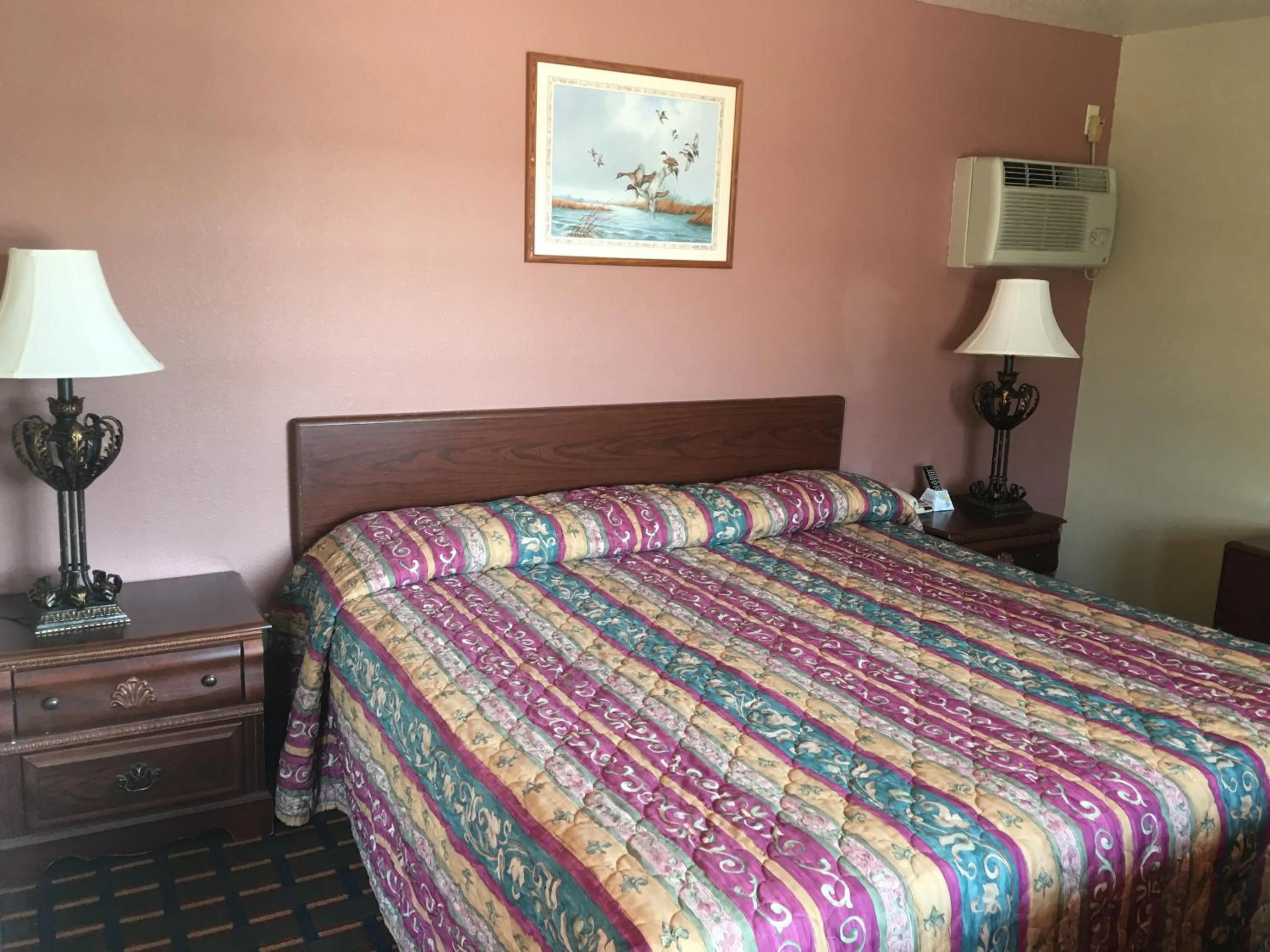 Bed in Best Value Inn Motel Sandusky