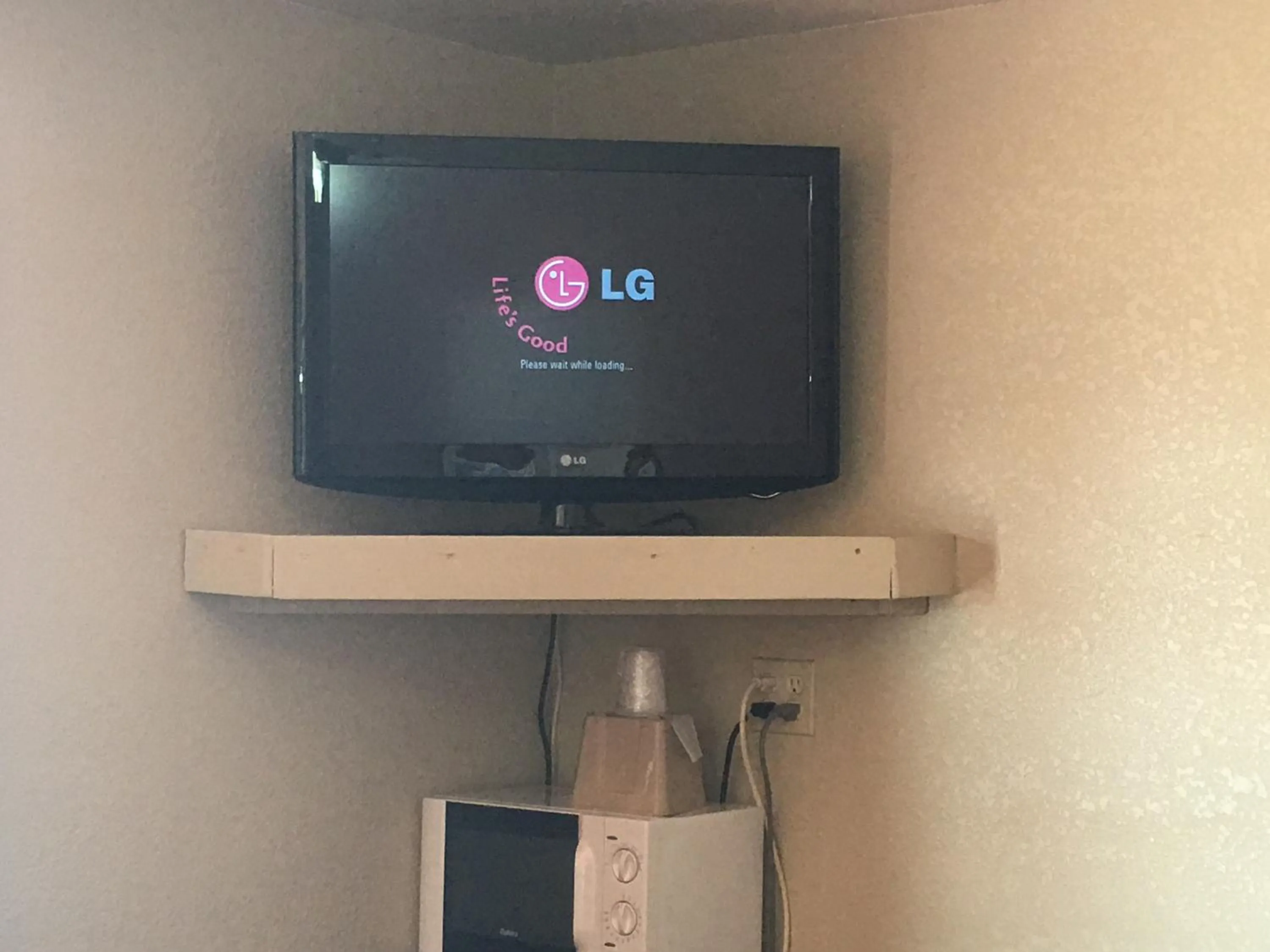TV and multimedia in Best Value Inn Motel Sandusky