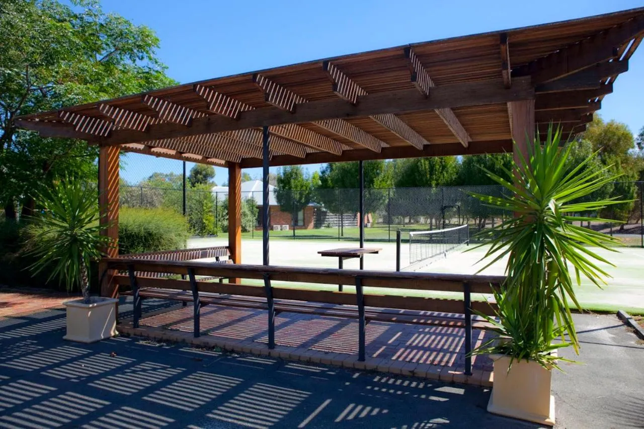 Tennis court in Perricoota Vines Retreat