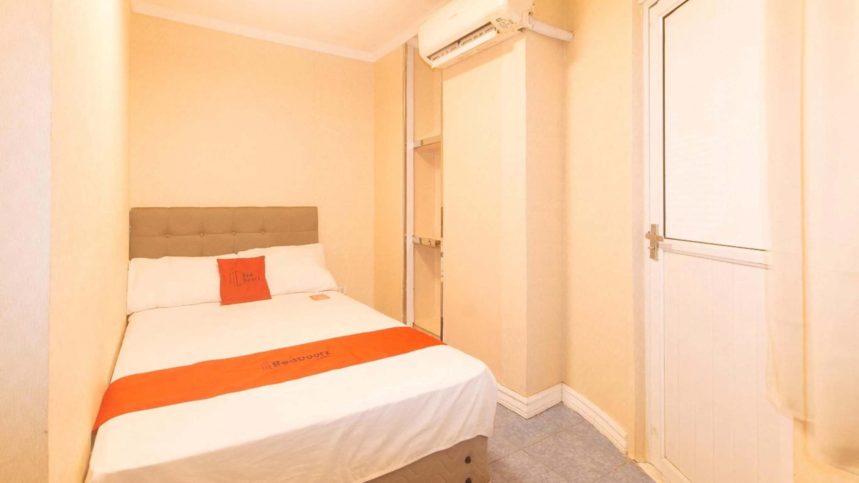 Bedroom, Bed in RedDoorz at Emperor Manila Boutique Hotel