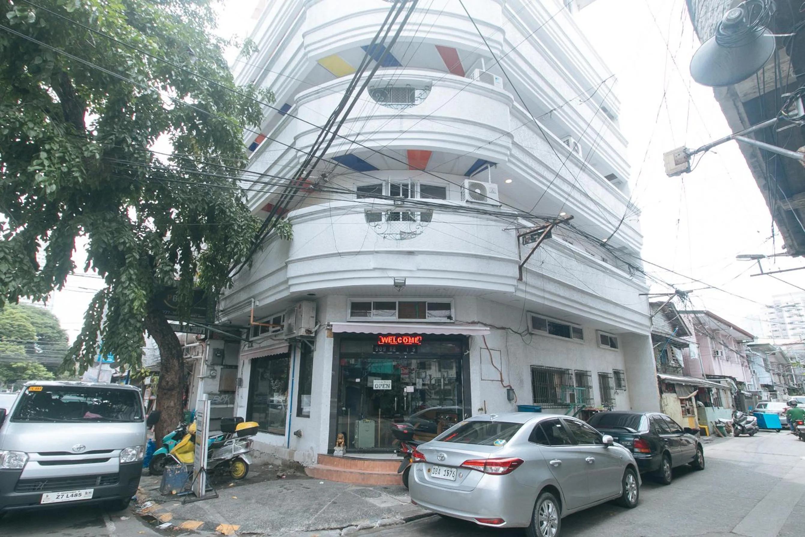 Property building in RedDoorz at Emperor Manila Boutique Hotel