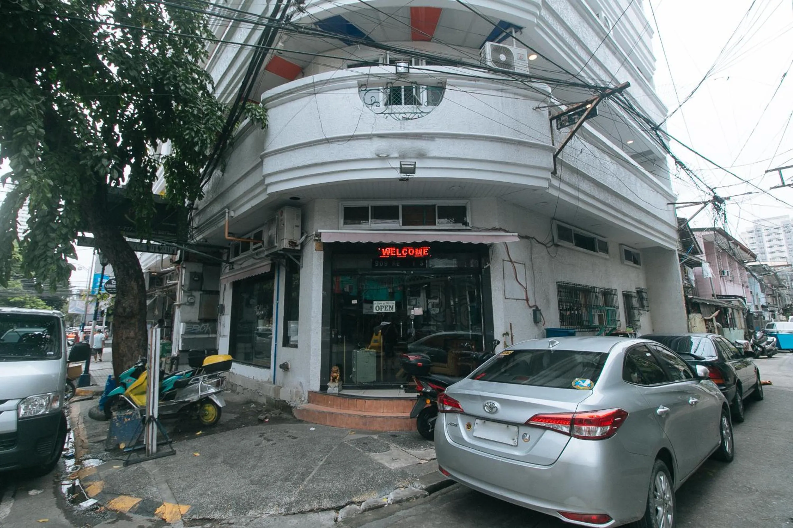 Property building in RedDoorz at Emperor Manila Boutique Hotel