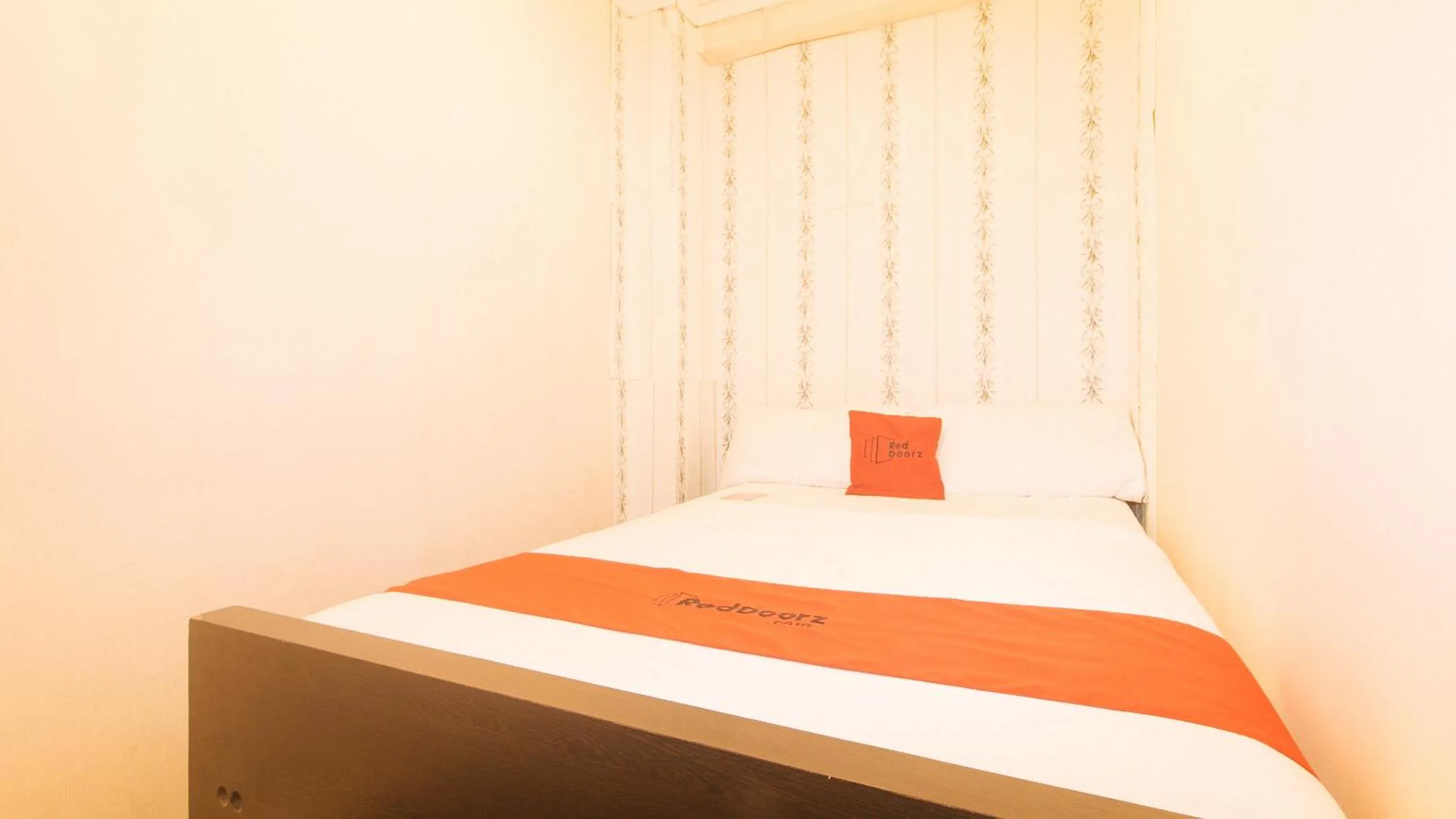 Bed in RedDoorz at Emperor Manila Boutique Hotel